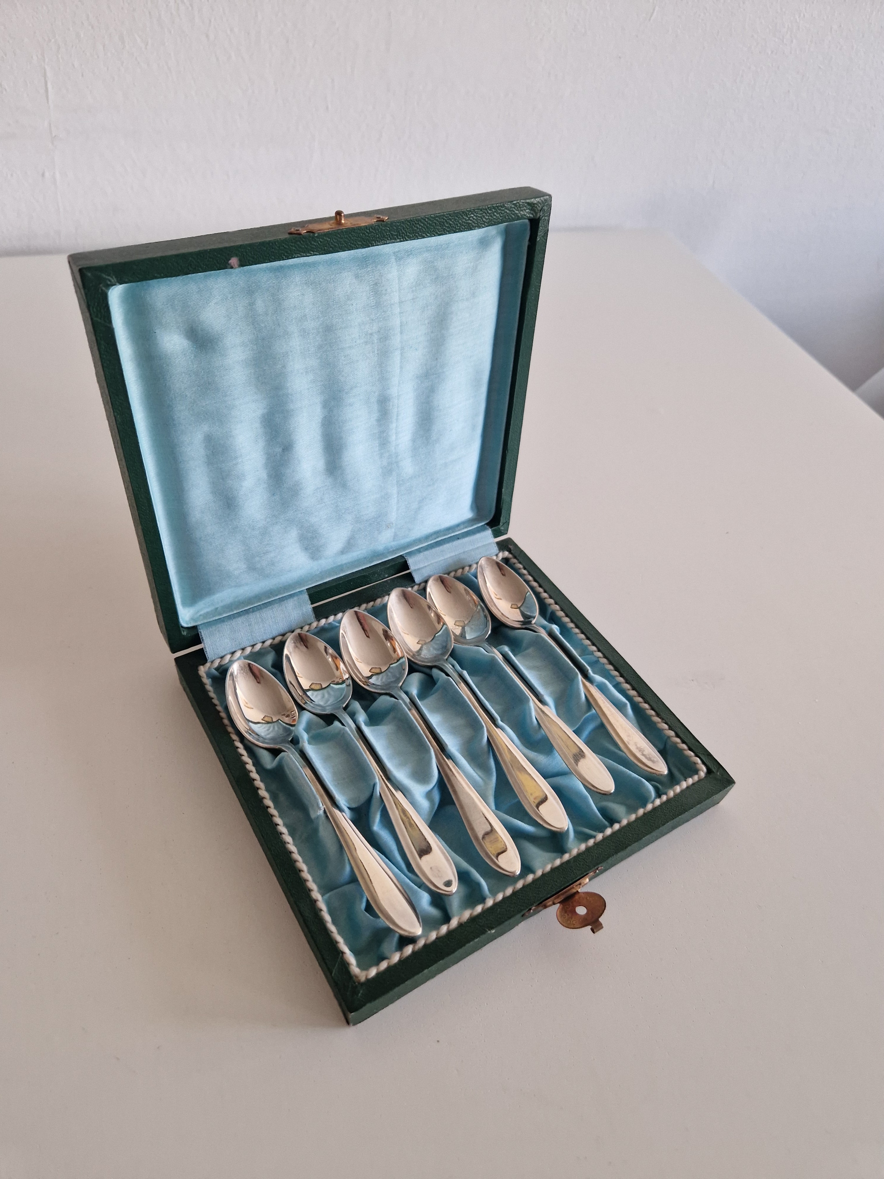 6 versilberte Teelöffel – Rat-Tail / Old English Muster | Original grüne Kunstlederbox mit blauem Satineinsatz & Messingverschluss | 12 cm