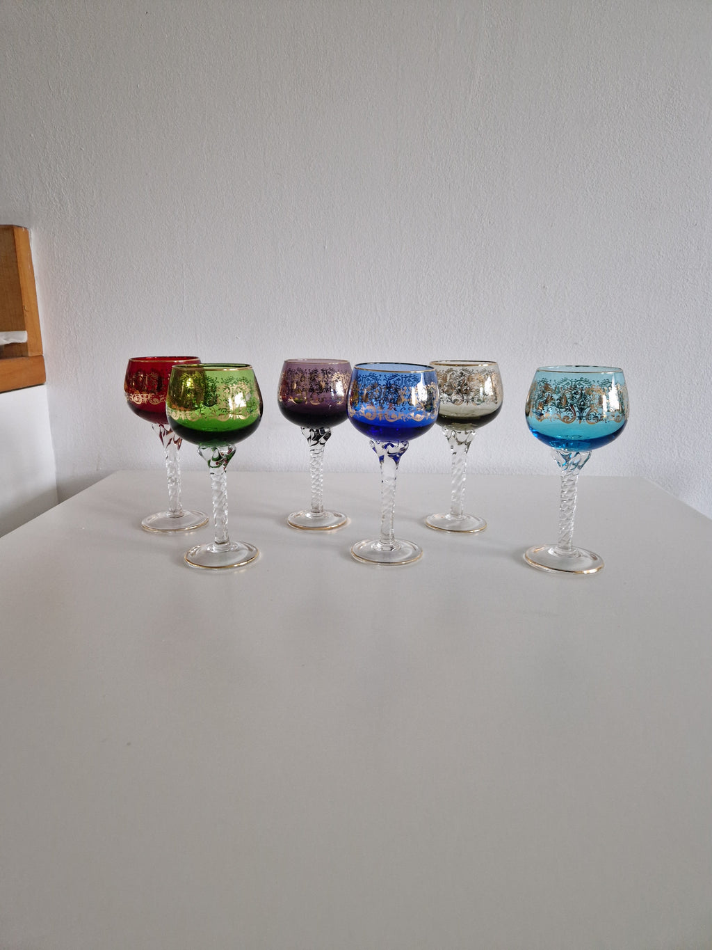 Lot de 6 verres à vin Hock en cristal de Venise – Décoration émaillée Rococo dorée | 6 couleurs | Pied torsadé | Bord doré | 20 cm