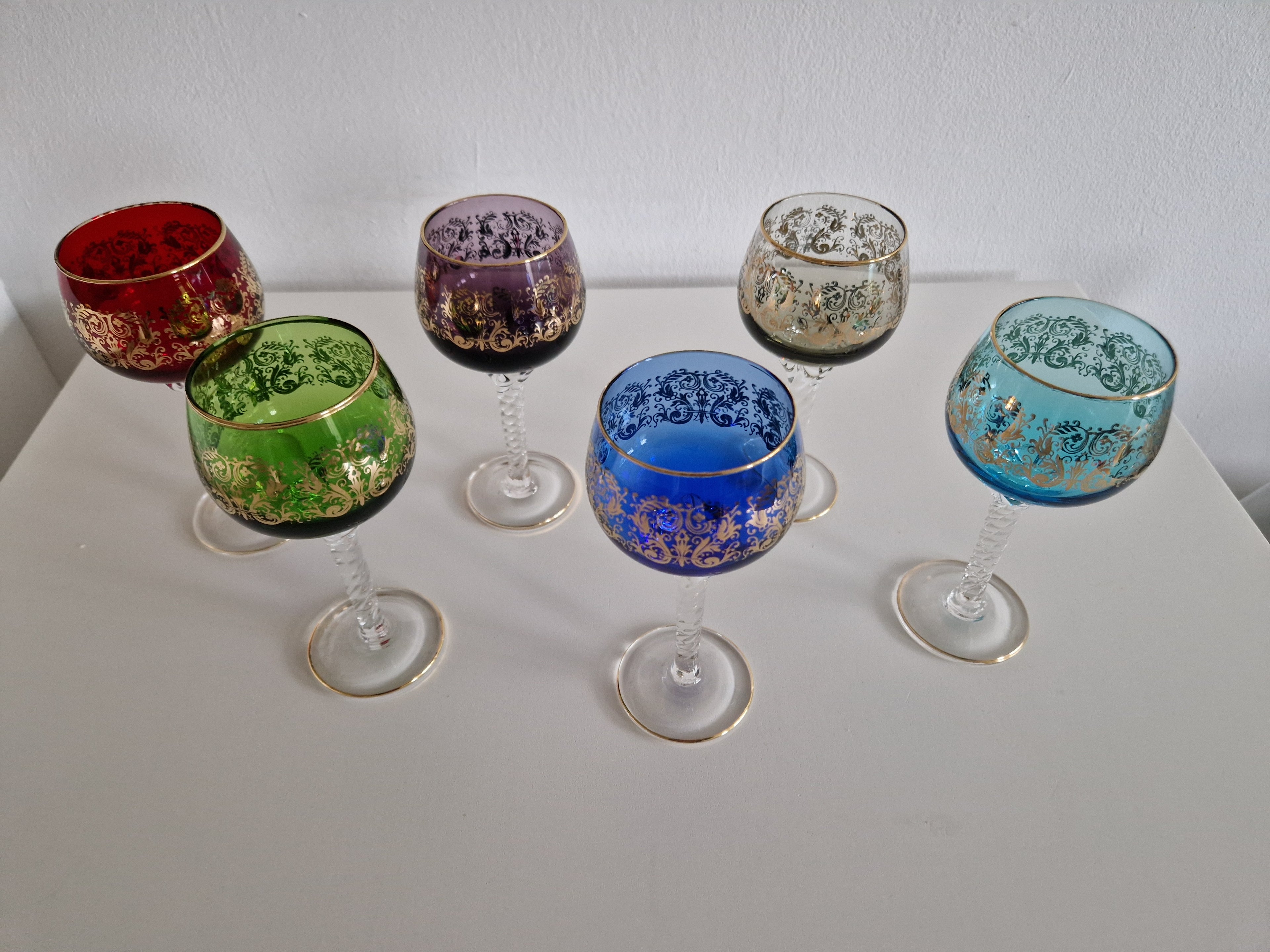 Lot de 6 verres à vin Hock en cristal de Venise – Décoration émaillée Rococo dorée | 6 couleurs | Pied torsadé | Bord doré | 20 cm