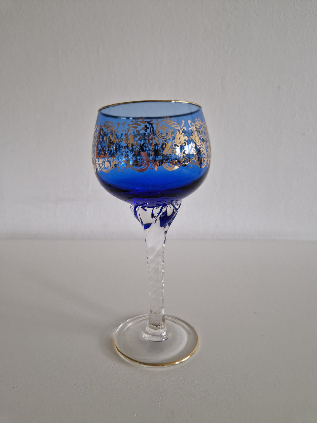 Lot de 6 verres à vin Hock en cristal de Venise – Décoration émaillée Rococo dorée | 6 couleurs | Pied torsadé | Bord doré | 20 cm
