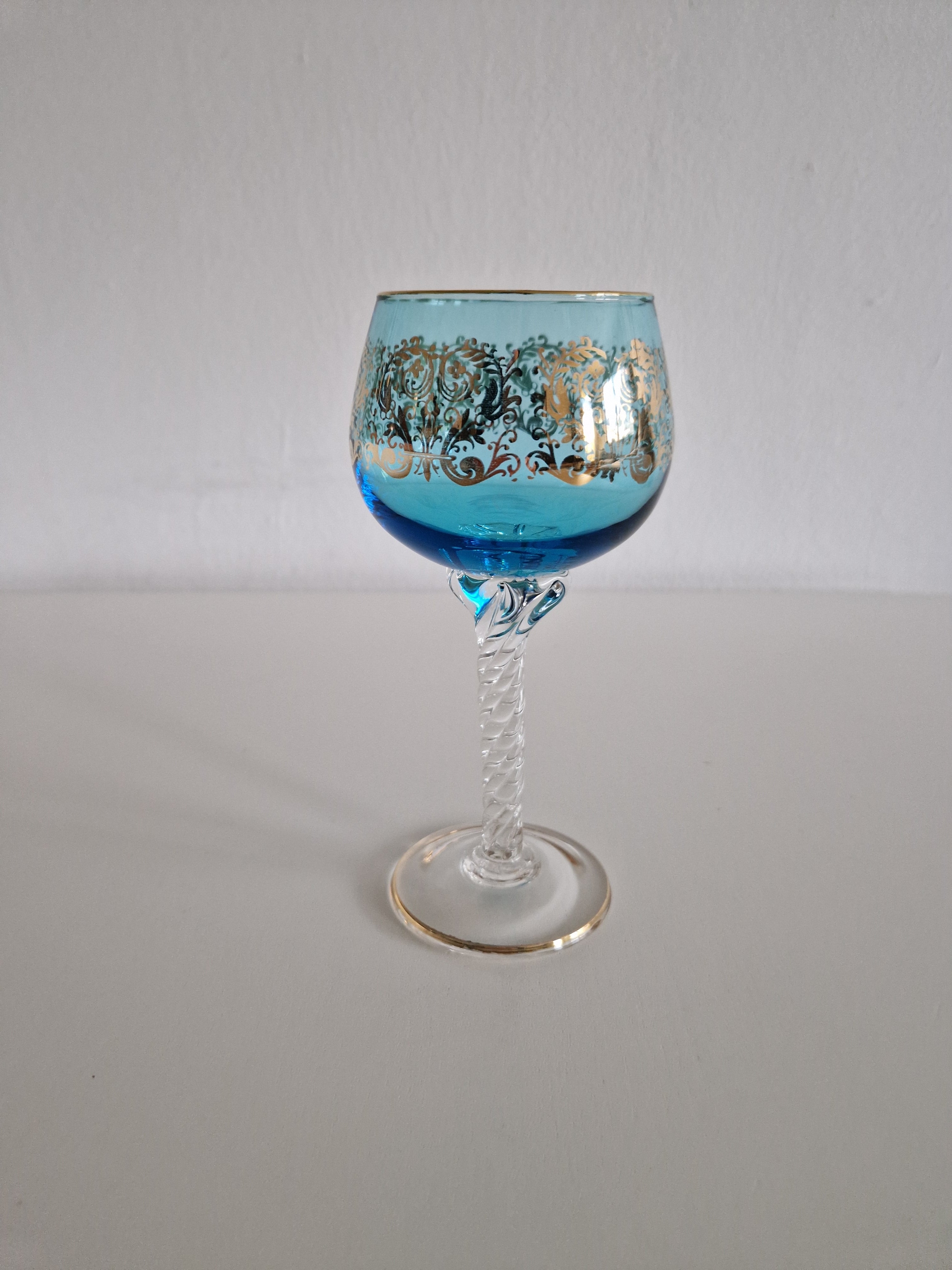 Lot de 6 verres à vin Hock en cristal de Venise – Décoration émaillée Rococo dorée | 6 couleurs | Pied torsadé | Bord doré | 20 cm