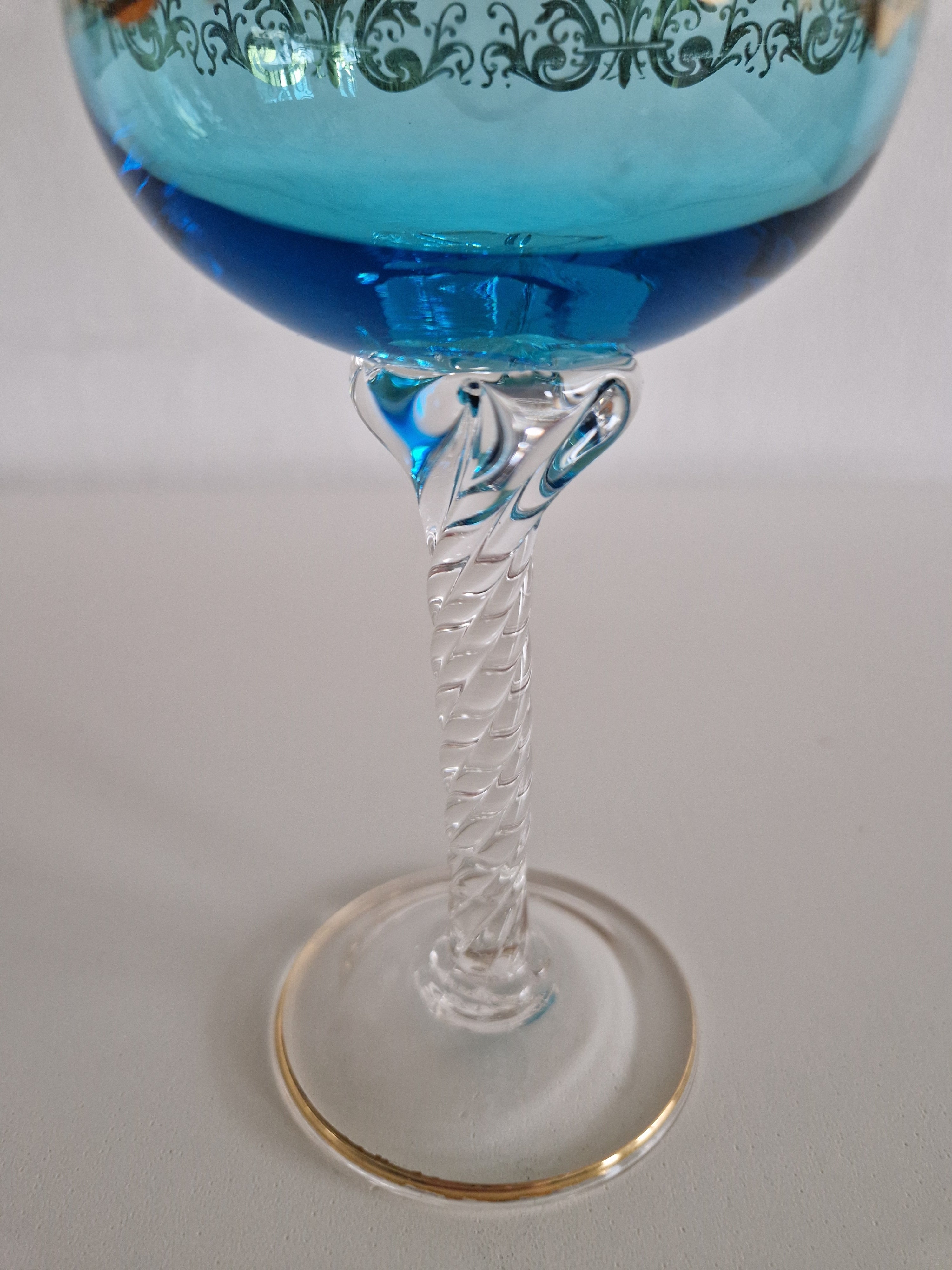 Lot de 6 verres à vin Hock en cristal de Venise – Décoration émaillée Rococo dorée | 6 couleurs | Pied torsadé | Bord doré | 20 cm
