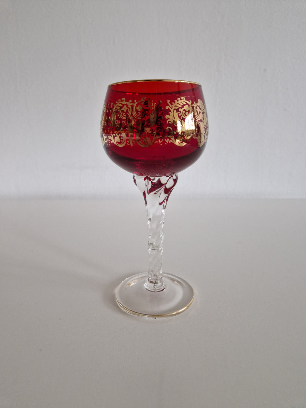 Lot de 6 verres à vin Hock en cristal de Venise – Décoration émaillée Rococo dorée | 6 couleurs | Pied torsadé | Bord doré | 20 cm