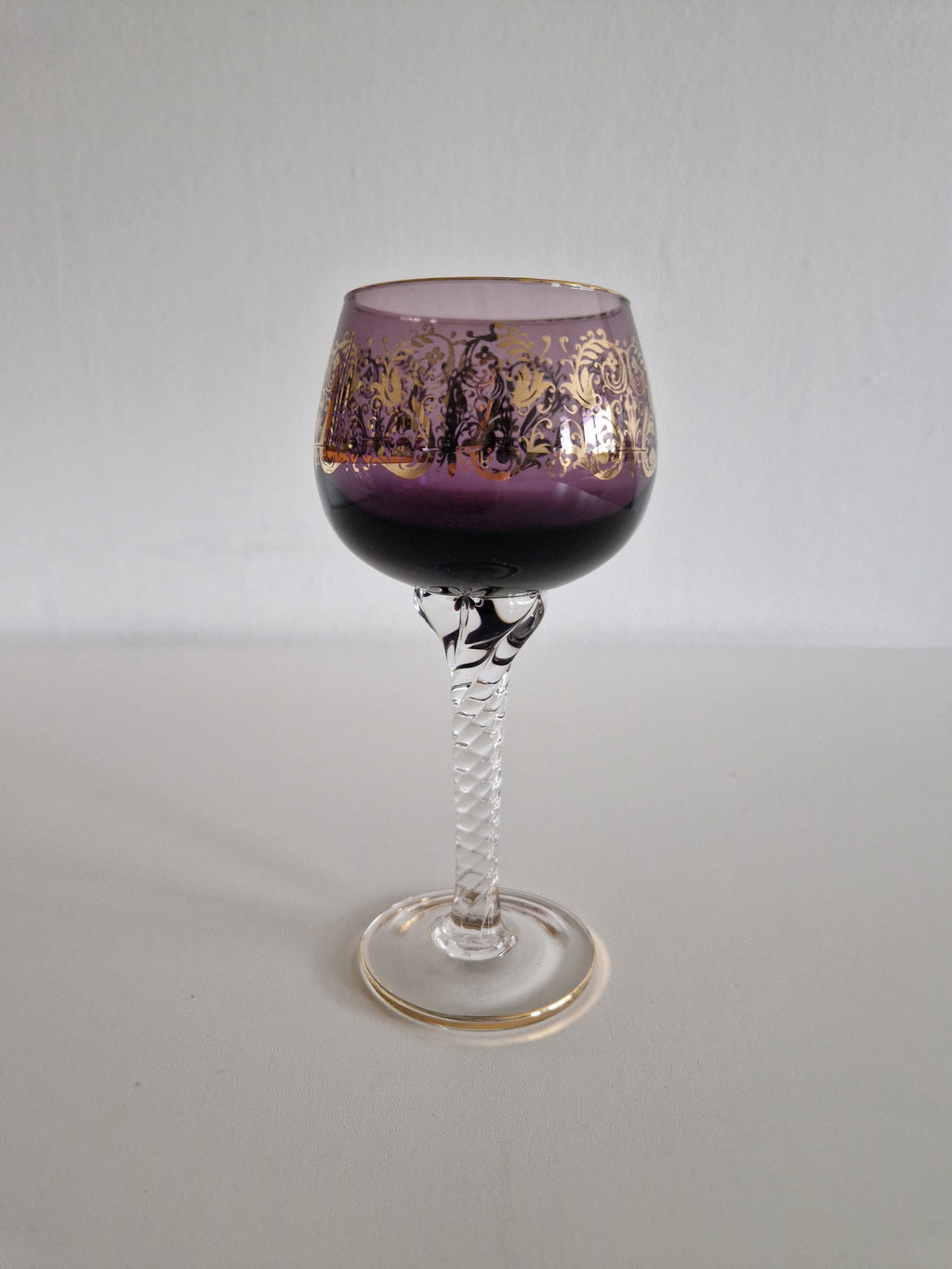Lot de 6 verres à vin Hock en cristal de Venise – Décoration émaillée Rococo dorée | 6 couleurs | Pied torsadé | Bord doré | 20 cm