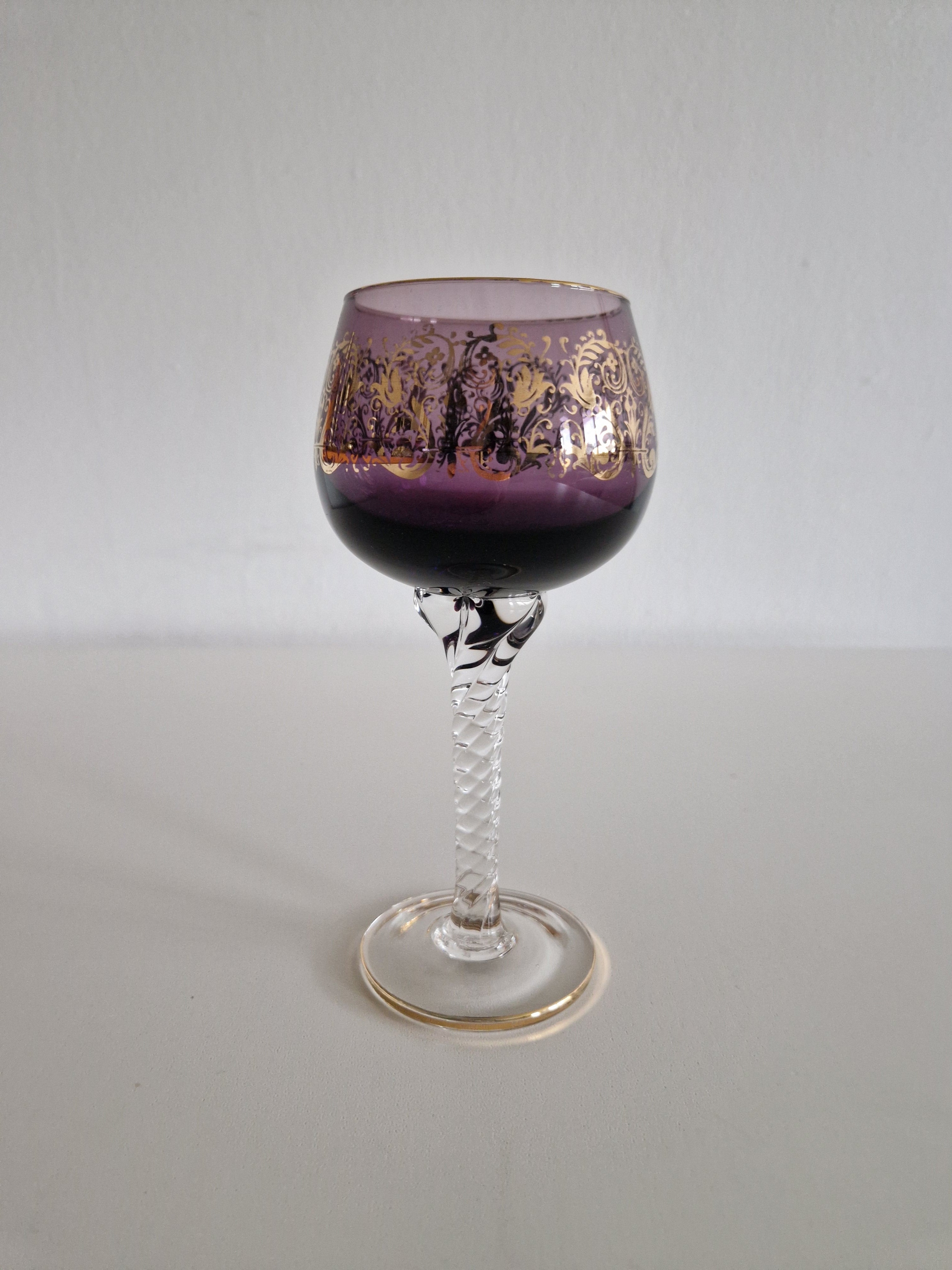 Lot de 6 verres à vin Hock en cristal de Venise – Décoration émaillée Rococo dorée | 6 couleurs | Pied torsadé | Bord doré | 20 cm