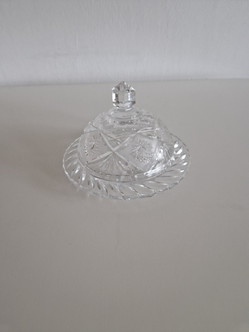 Beurrier cloche en cristal taillé vintage – Motifs éventail, étoile et losange | Bouton octogonal à facettes | Plat de 18 cm | Hauteur de 11 cm