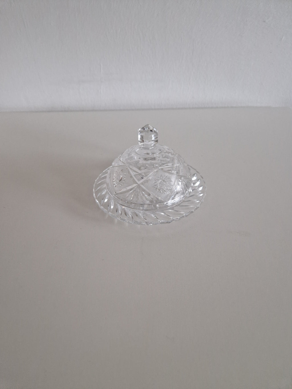 Beurrier cloche en cristal taillé vintage – Motifs éventail, étoile et losange | Bouton octogonal à facettes | Plat de 18 cm | Hauteur de 11 cm