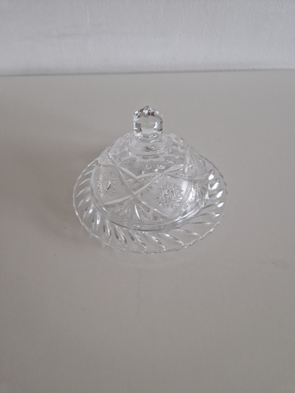 Beurrier cloche en cristal taillé vintage – Motifs éventail, étoile et losange | Bouton octogonal à facettes | Plat de 18 cm | Hauteur de 11 cm