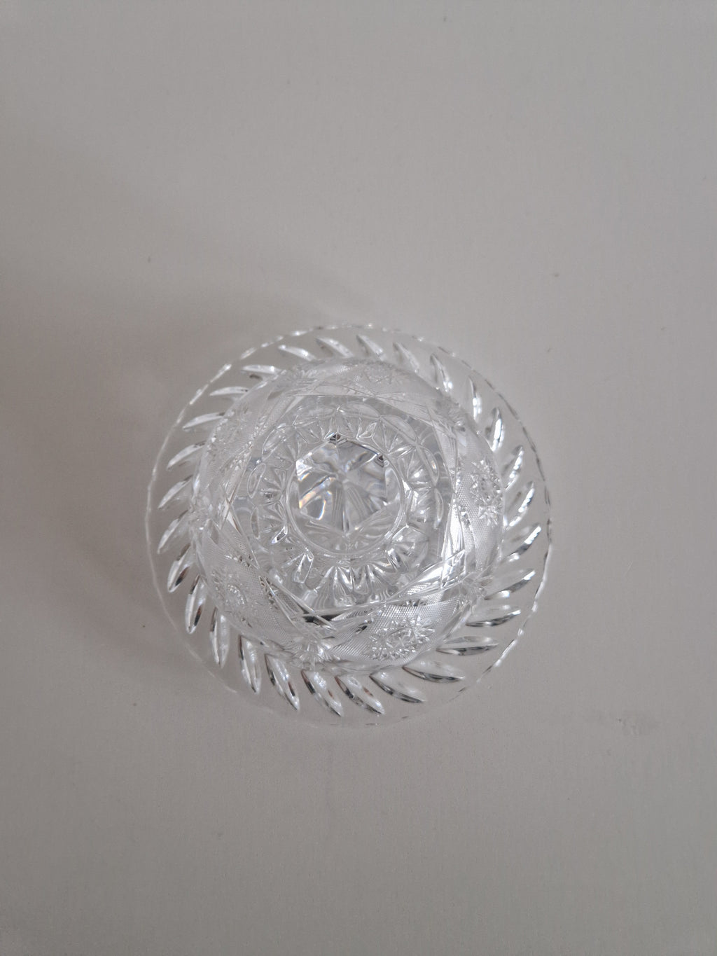 Beurrier cloche en cristal taillé vintage – Motifs éventail, étoile et losange | Bouton octogonal à facettes | Plat de 18 cm | Hauteur de 11 cm