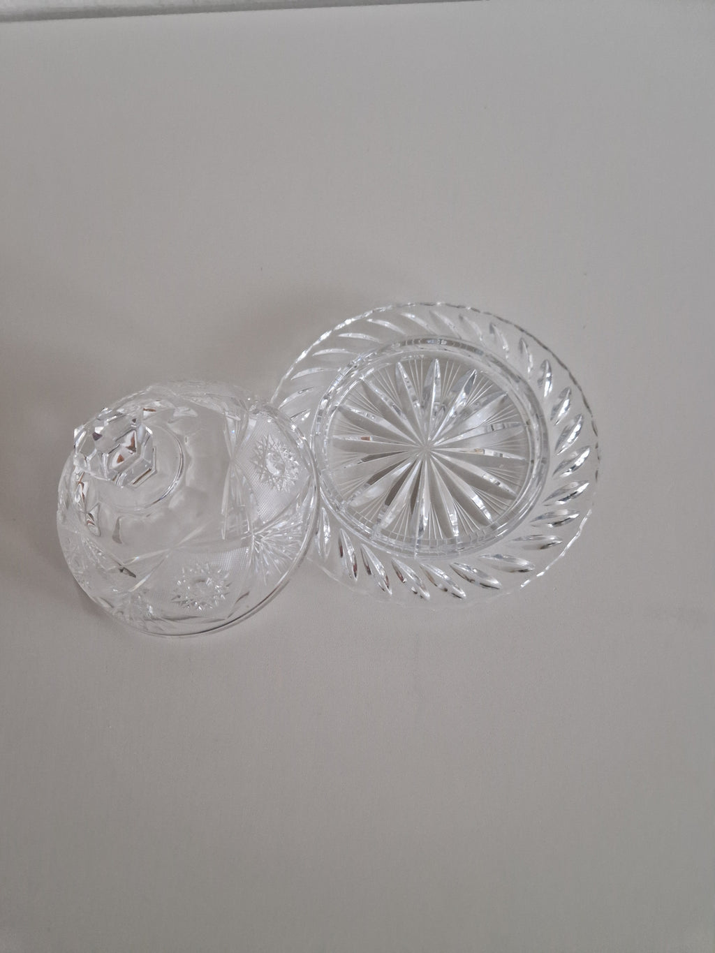 Beurrier cloche en cristal taillé vintage – Motifs éventail, étoile et losange | Bouton octogonal à facettes | Plat de 18 cm | Hauteur de 11 cm