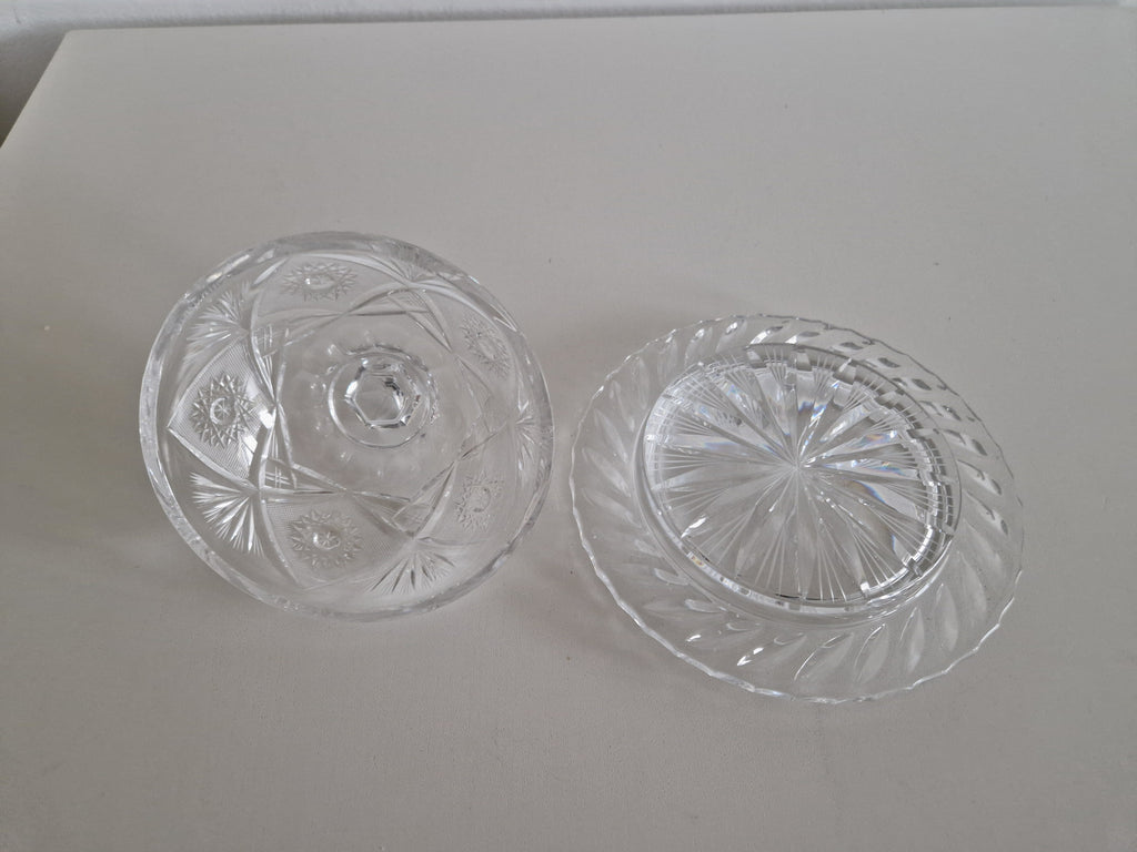 Beurrier cloche en cristal taillé vintage – Motifs éventail, étoile et losange | Bouton octogonal à facettes | Plat de 18 cm | Hauteur de 11 cm