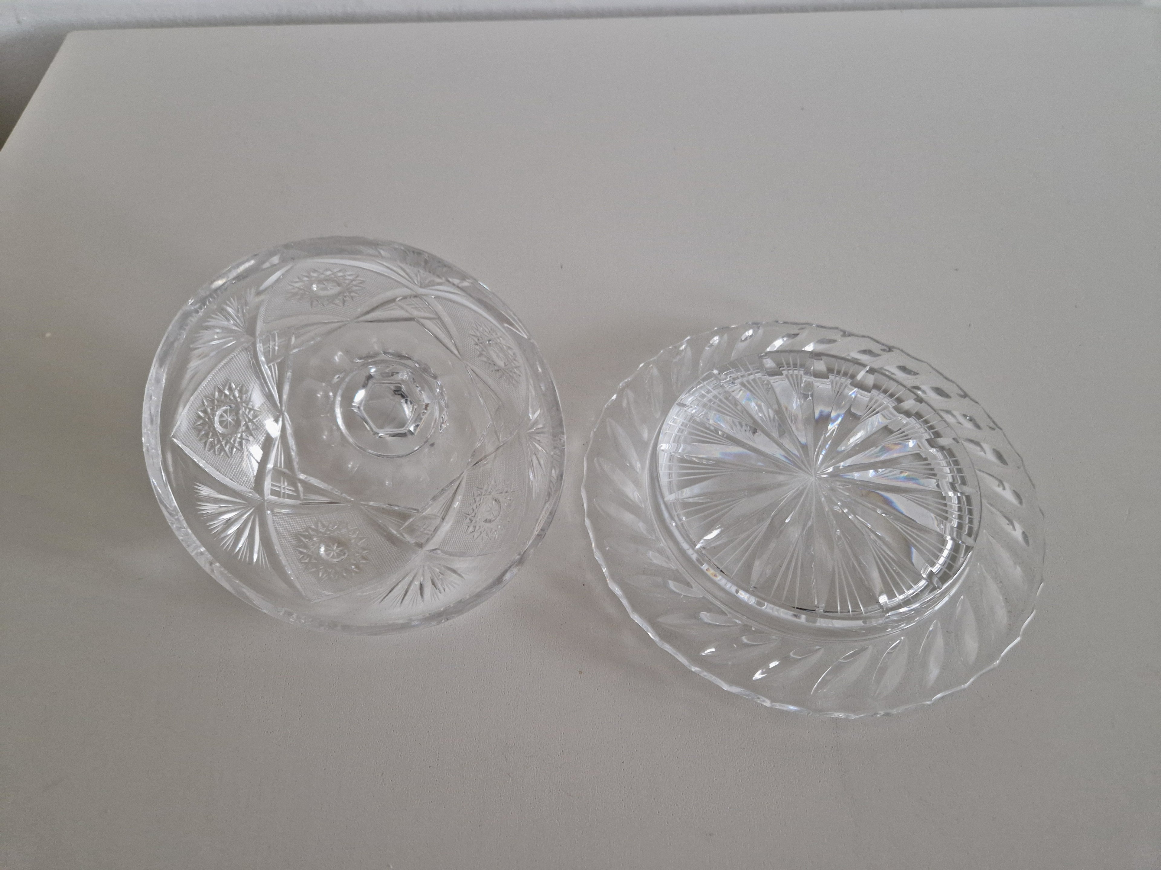 Beurrier cloche en cristal taillé vintage – Motifs éventail, étoile et losange | Bouton octogonal à facettes | Plat de 18 cm | Hauteur de 11 cm