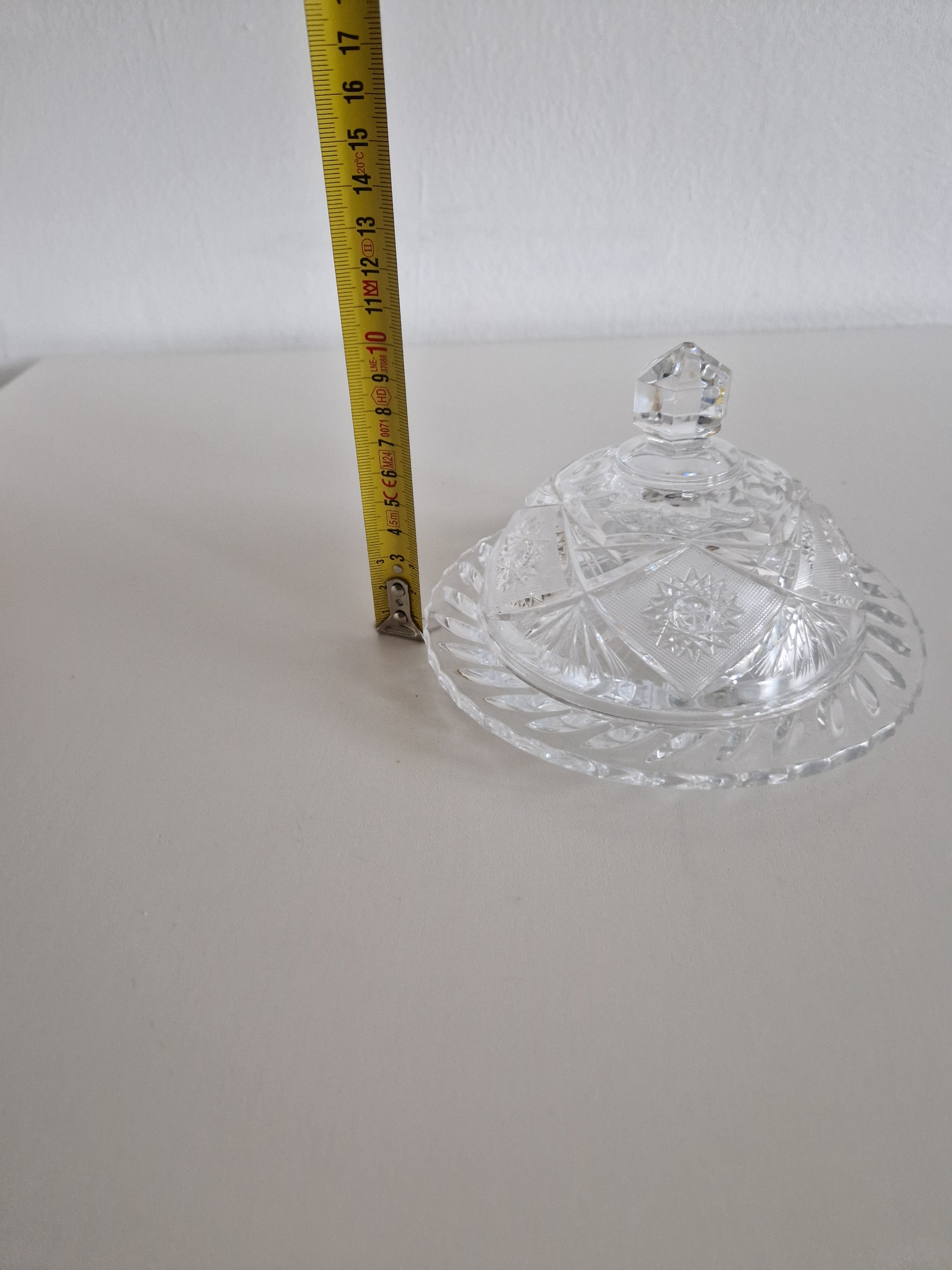 Beurrier cloche en cristal taillé vintage – Motifs éventail, étoile et losange | Bouton octogonal à facettes | Plat de 18 cm | Hauteur de 11 cm