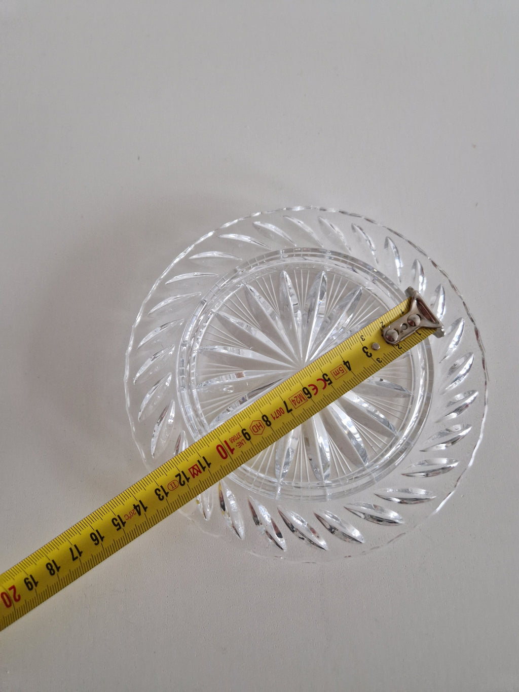 Beurrier cloche en cristal taillé vintage – Motifs éventail, étoile et losange | Bouton octogonal à facettes | Plat de 18 cm | Hauteur de 11 cm