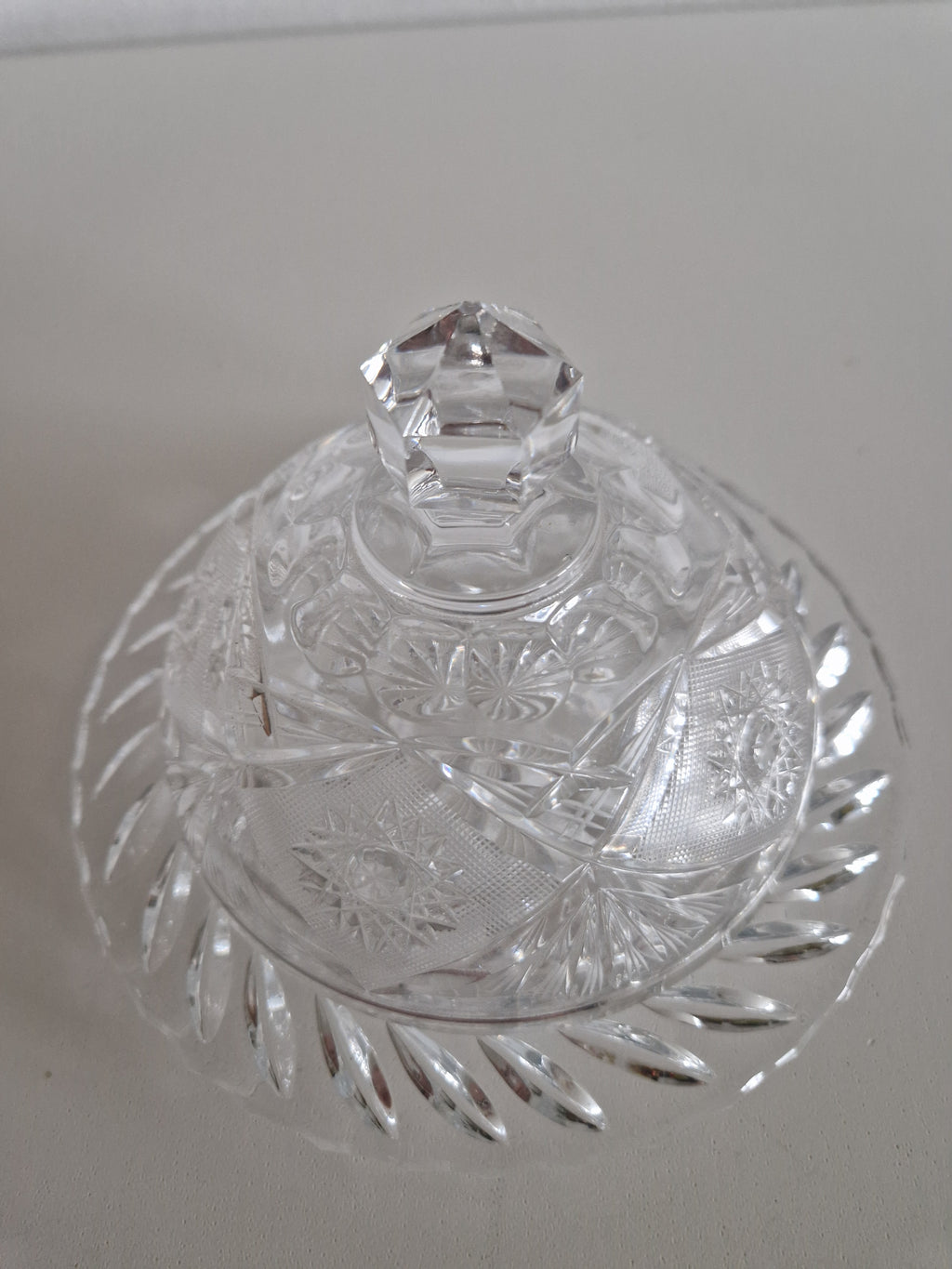 Beurrier cloche en cristal taillé vintage – Motifs éventail, étoile et losange | Bouton octogonal à facettes | Plat de 18 cm | Hauteur de 11 cm