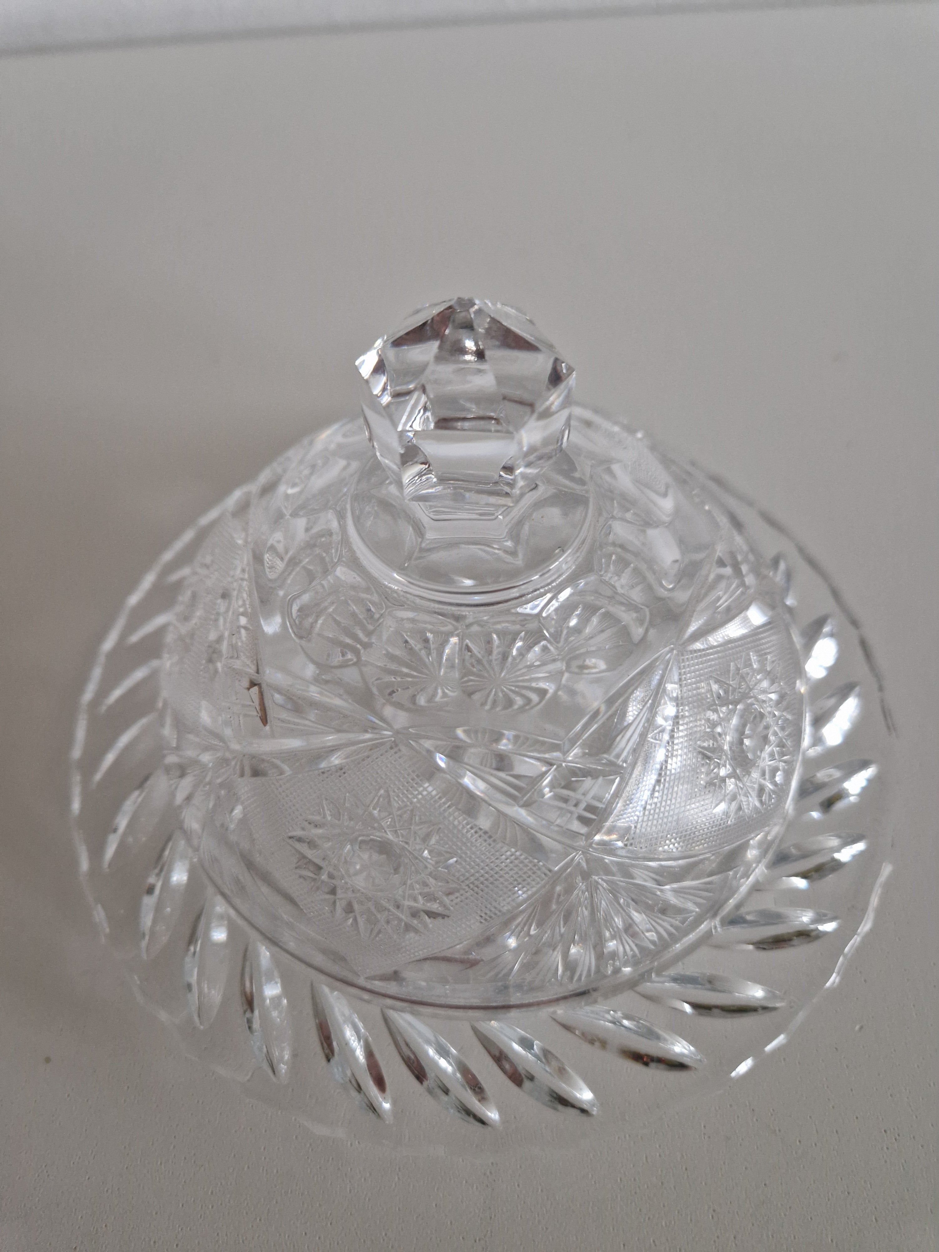 Beurrier cloche en cristal taillé vintage – Motifs éventail, étoile et losange | Bouton octogonal à facettes | Plat de 18 cm | Hauteur de 11 cm