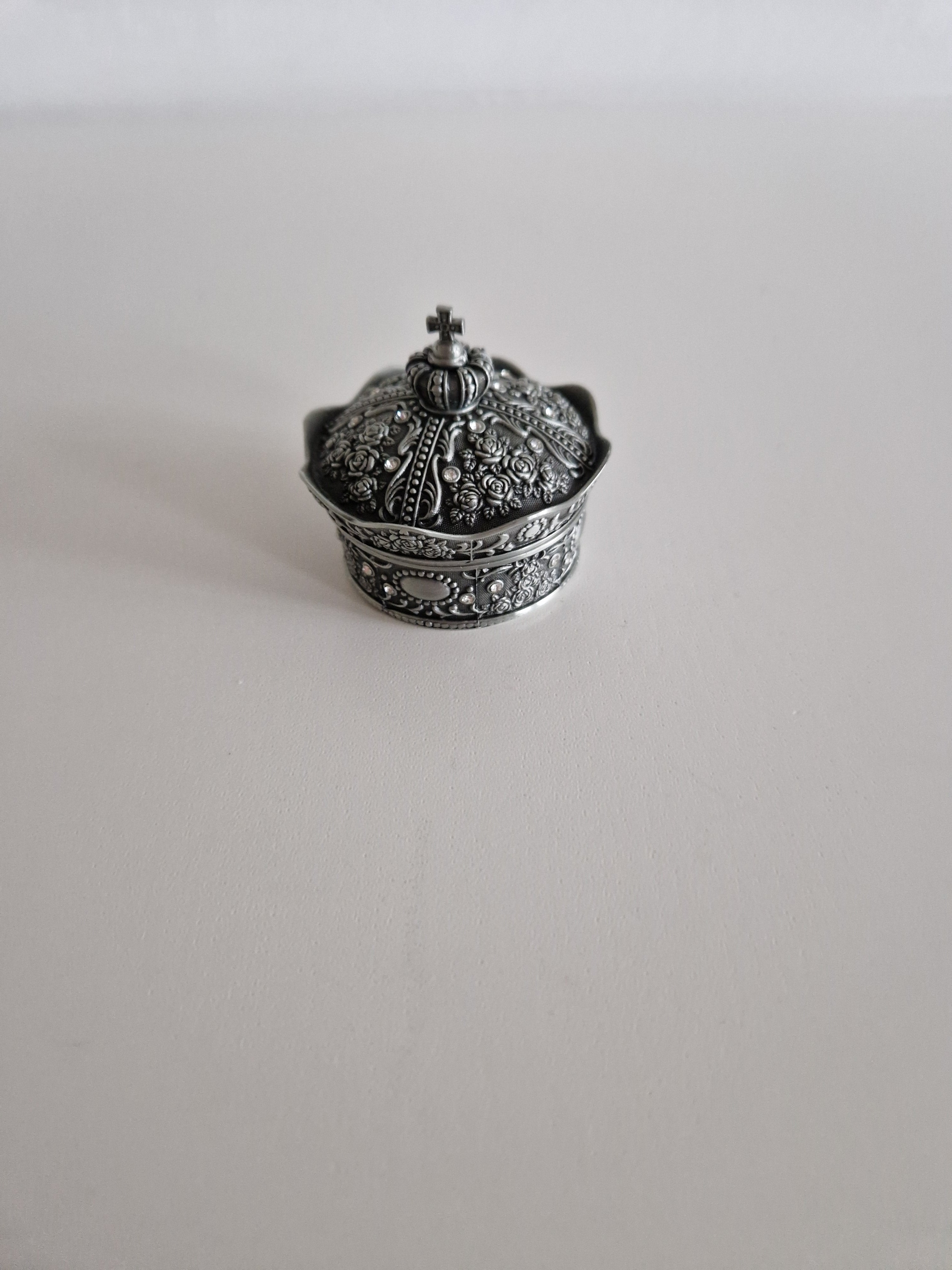 Vintage Kronen-Schatulle & Schmuckschatulle, silberfarben – Kreuz-Abschlussknauf | Geprägte Rosen & Ranken | Schwarzes Samtfutter | Klappdeckel | 7 cm Durchmesser