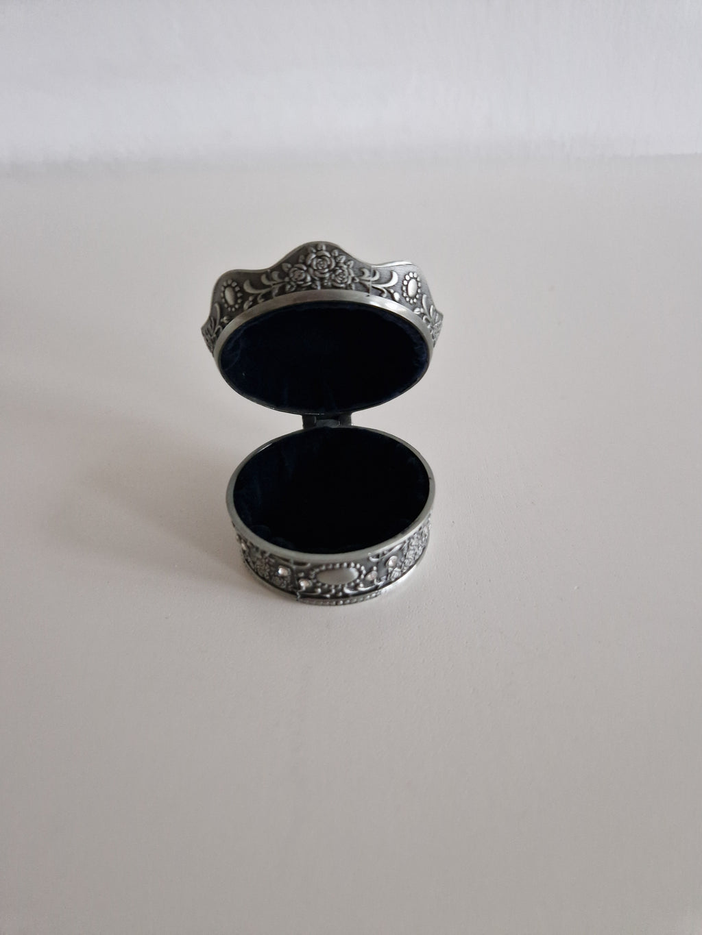 Vintage Kronen-Schatulle & Schmuckschatulle, silberfarben – Kreuz-Abschlussknauf | Geprägte Rosen & Ranken | Schwarzes Samtfutter | Klappdeckel | 7 cm Durchmesser
