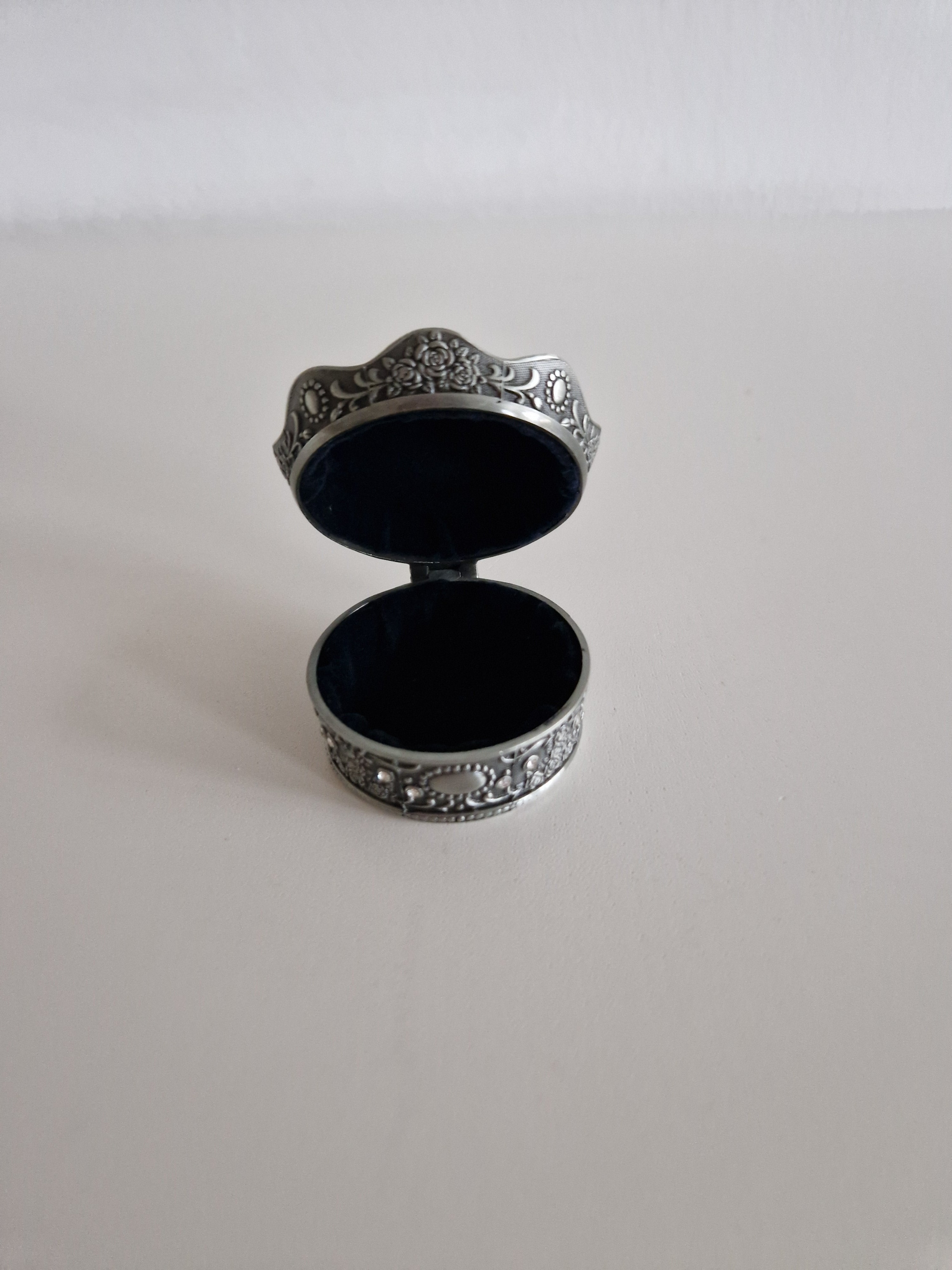 Vintage Kronen-Schatulle & Schmuckschatulle, silberfarben – Kreuz-Abschlussknauf | Geprägte Rosen & Ranken | Schwarzes Samtfutter | Klappdeckel | 7 cm Durchmesser