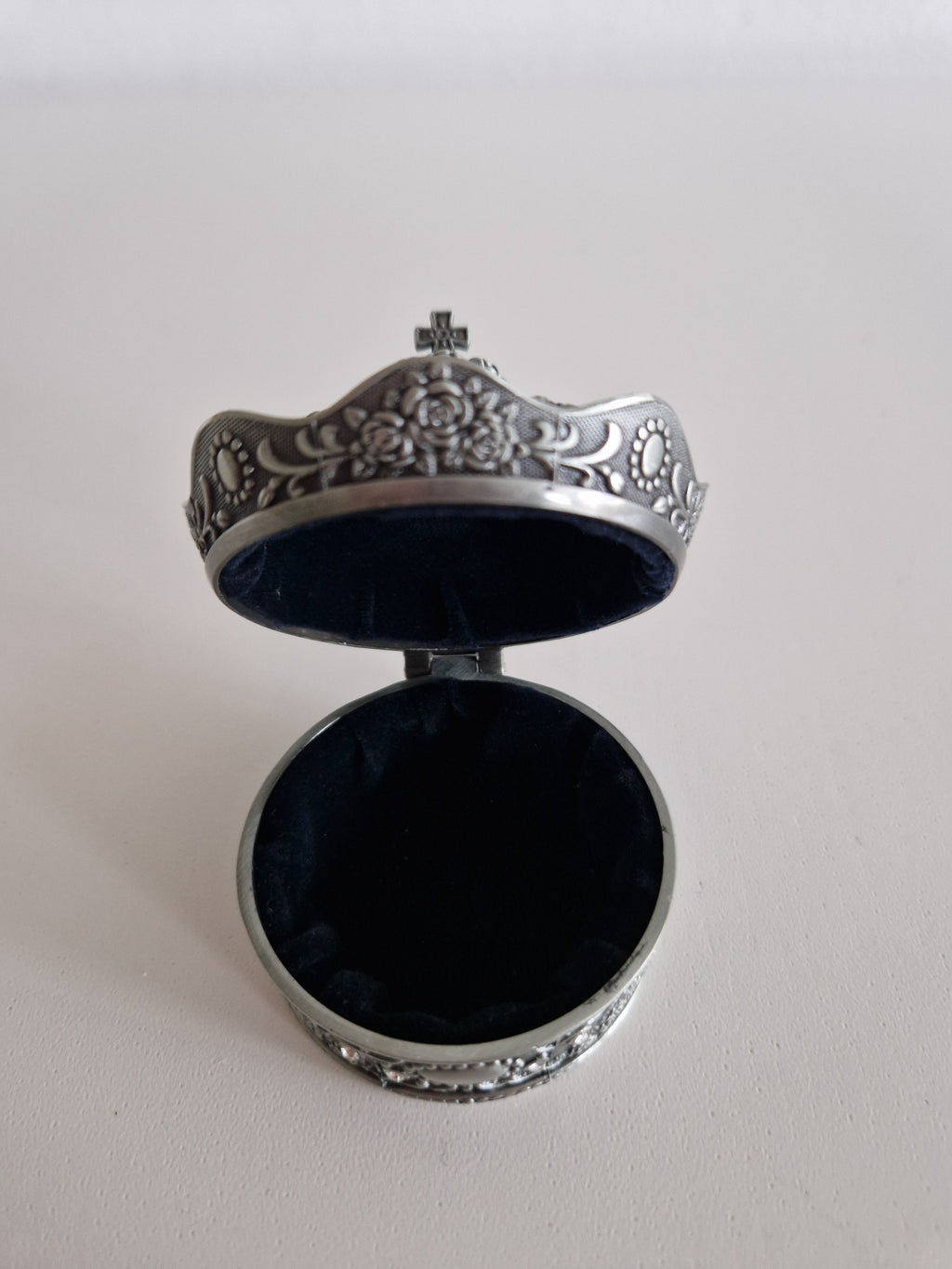 Vintage Kronen-Schatulle & Schmuckschatulle, silberfarben – Kreuz-Abschlussknauf | Geprägte Rosen & Ranken | Schwarzes Samtfutter | Klappdeckel | 7 cm Durchmesser