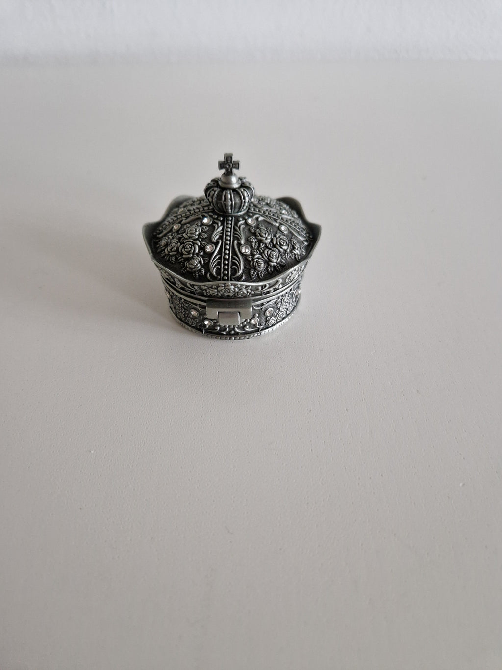 Vintage Kronen-Schatulle & Schmuckschatulle, silberfarben – Kreuz-Abschlussknauf | Geprägte Rosen & Ranken | Schwarzes Samtfutter | Klappdeckel | 7 cm Durchmesser