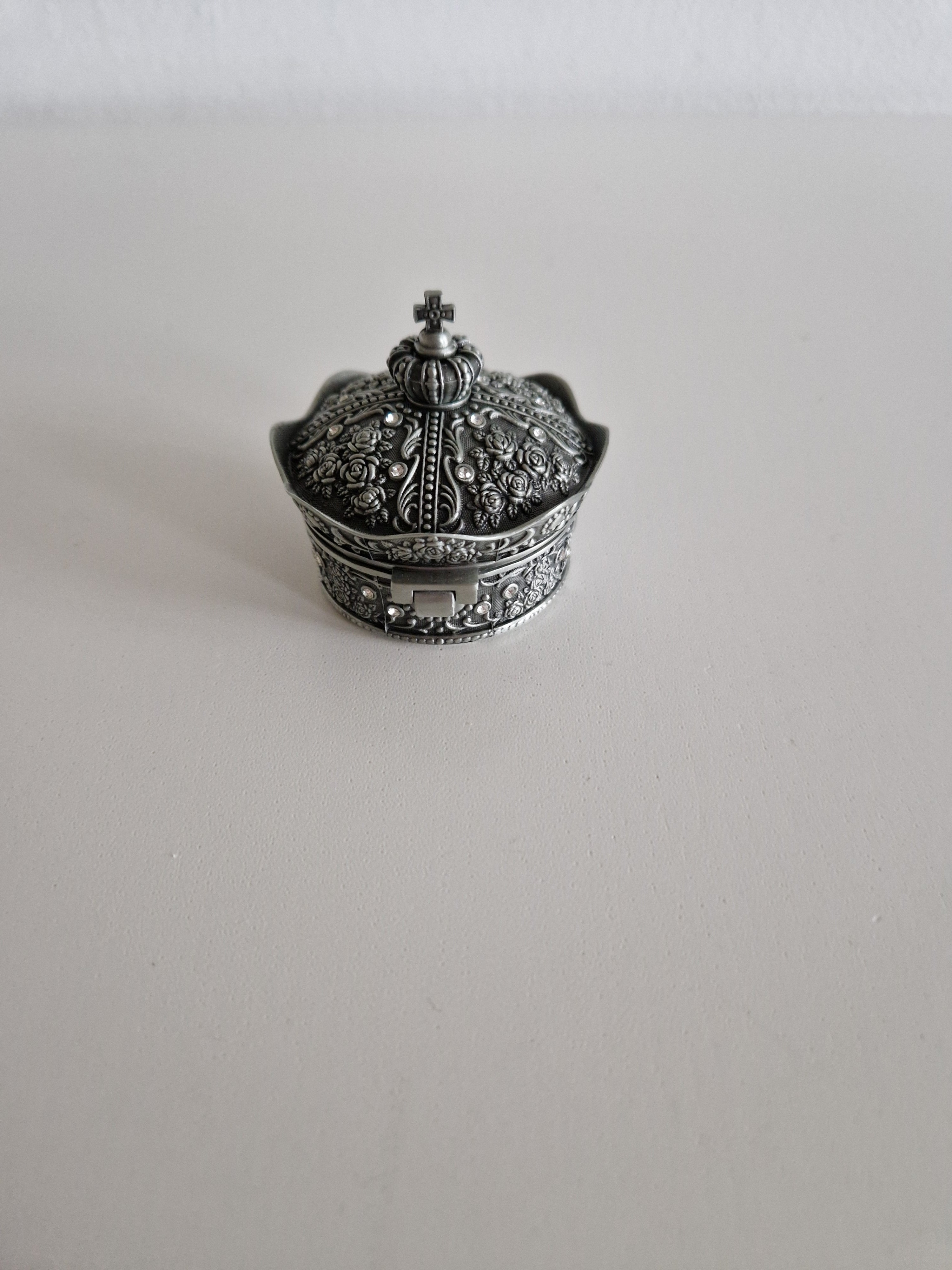 Vintage Kronen-Schatulle & Schmuckschatulle, silberfarben – Kreuz-Abschlussknauf | Geprägte Rosen & Ranken | Schwarzes Samtfutter | Klappdeckel | 7 cm Durchmesser