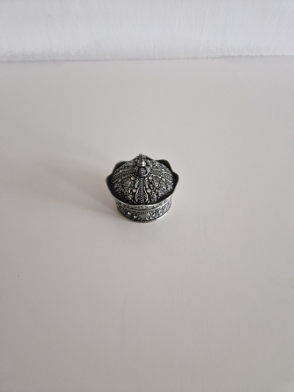 Vintage Kronen-Schatulle & Schmuckschatulle, silberfarben – Kreuz-Abschlussknauf | Geprägte Rosen & Ranken | Schwarzes Samtfutter | Klappdeckel | 7 cm Durchmesser