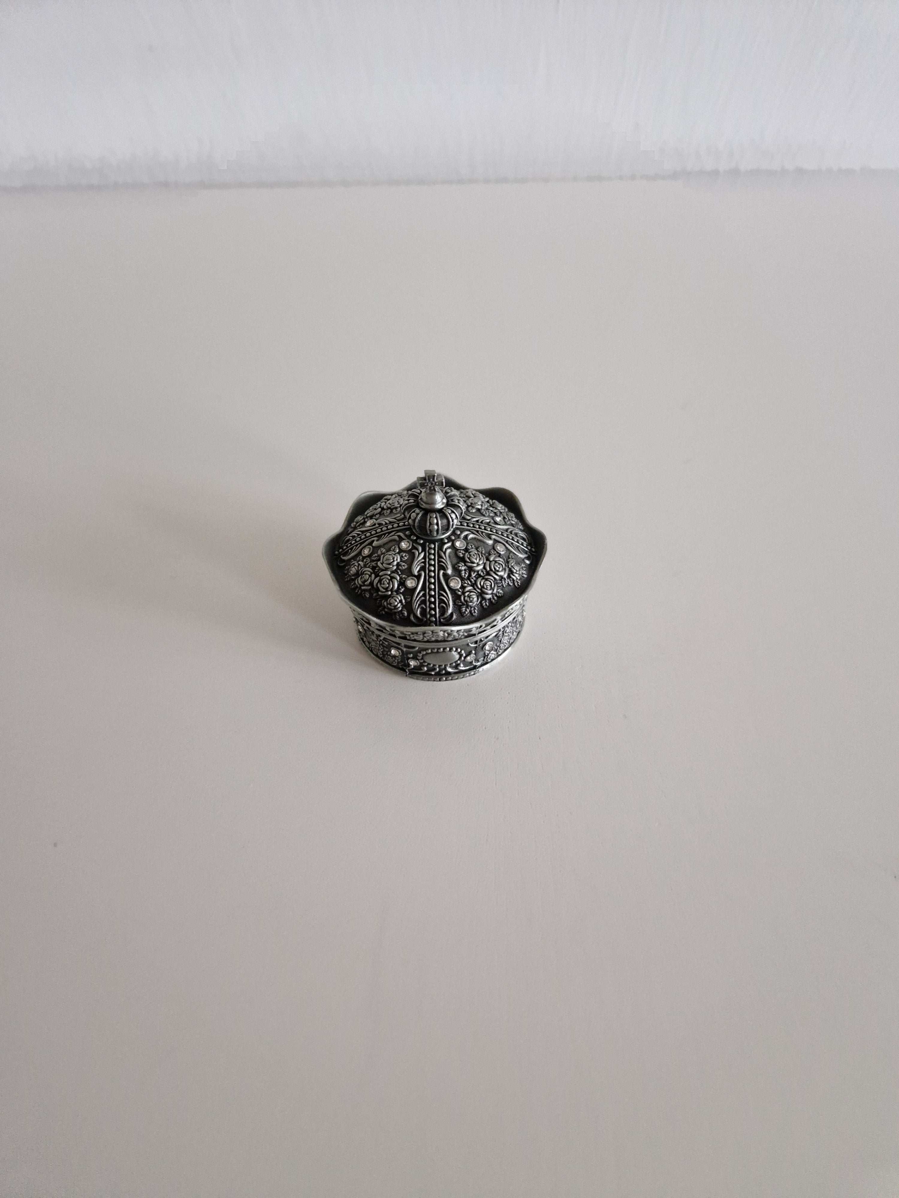 Vintage Kronen-Schatulle & Schmuckschatulle, silberfarben – Kreuz-Abschlussknauf | Geprägte Rosen & Ranken | Schwarzes Samtfutter | Klappdeckel | 7 cm Durchmesser