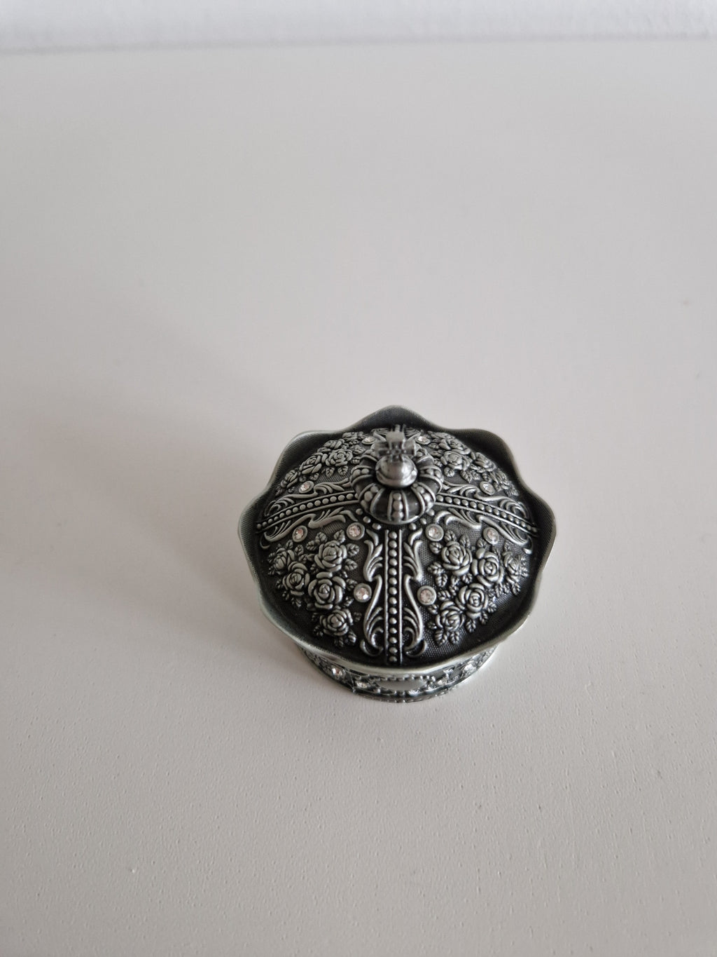 Vintage Kronen-Schatulle & Schmuckschatulle, silberfarben – Kreuz-Abschlussknauf | Geprägte Rosen & Ranken | Schwarzes Samtfutter | Klappdeckel | 7 cm Durchmesser