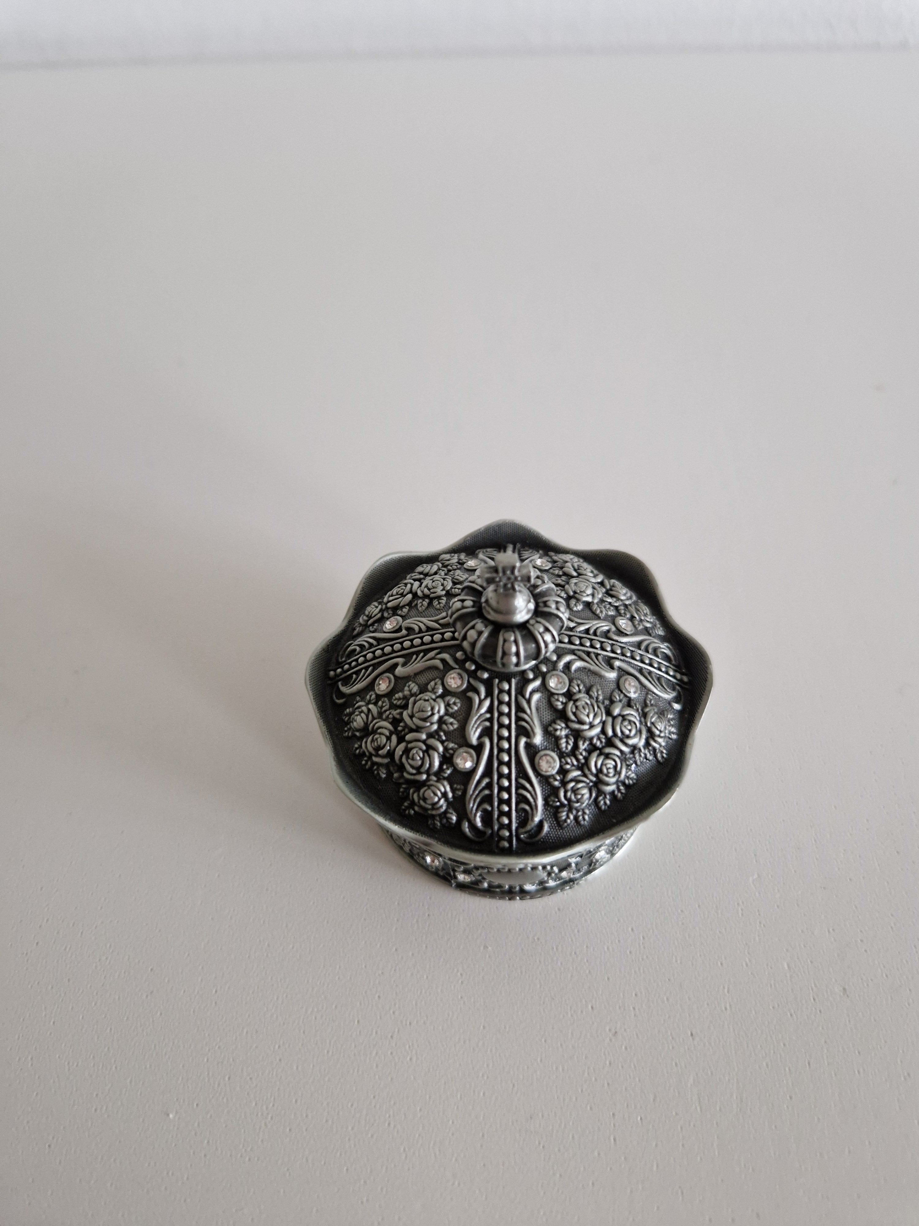 Vintage Kronen-Schatulle & Schmuckschatulle, silberfarben – Kreuz-Abschlussknauf | Geprägte Rosen & Ranken | Schwarzes Samtfutter | Klappdeckel | 7 cm Durchmesser