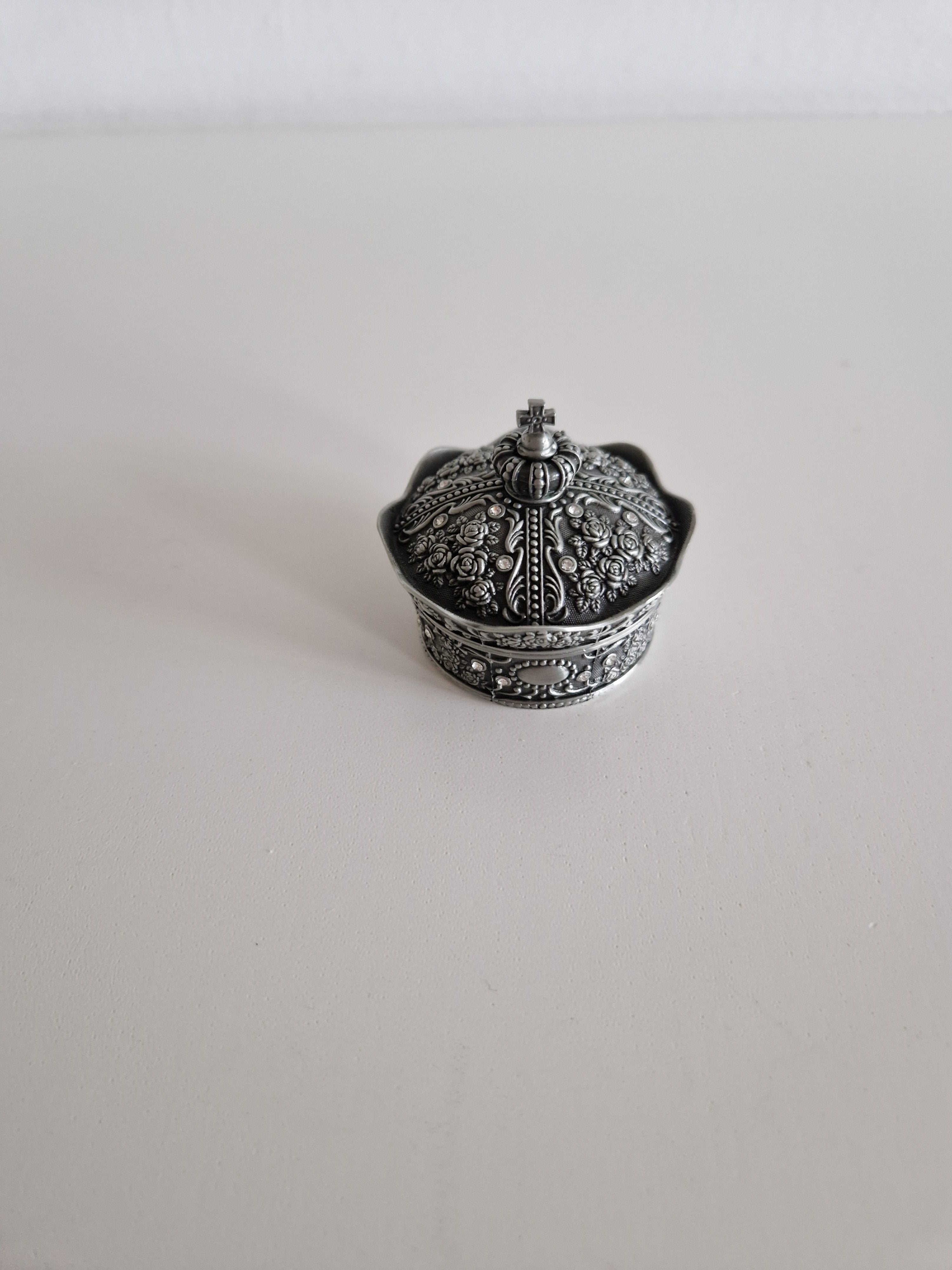 Vintage Kronen-Schatulle & Schmuckschatulle, silberfarben – Kreuz-Abschlussknauf | Geprägte Rosen & Ranken | Schwarzes Samtfutter | Klappdeckel | 7 cm Durchmesser