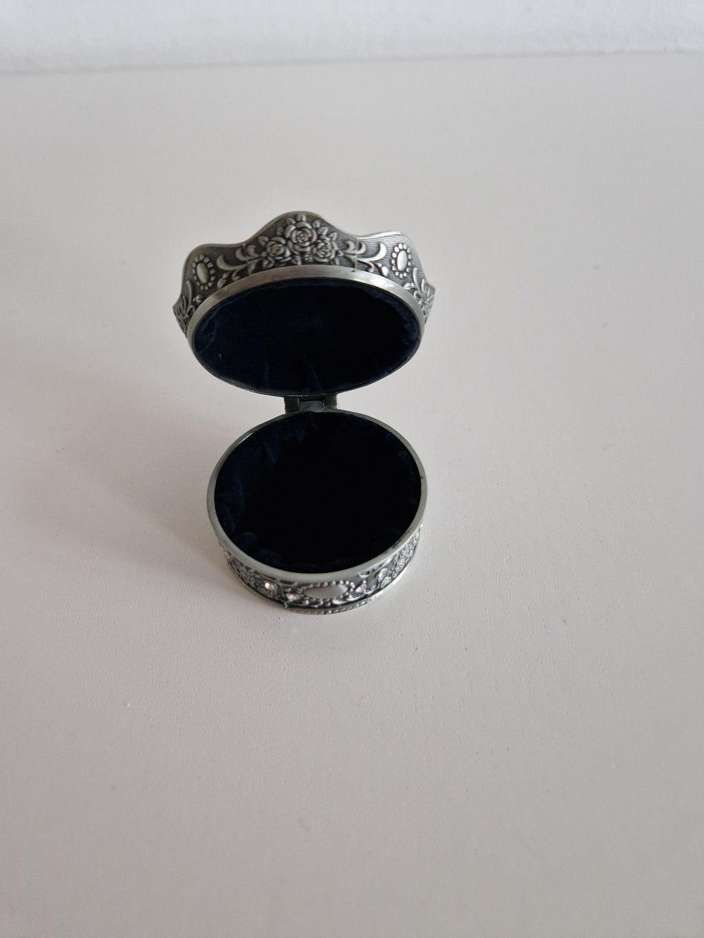 Vintage Kronen-Schatulle & Schmuckschatulle, silberfarben – Kreuz-Abschlussknauf | Geprägte Rosen & Ranken | Schwarzes Samtfutter | Klappdeckel | 7 cm Durchmesser