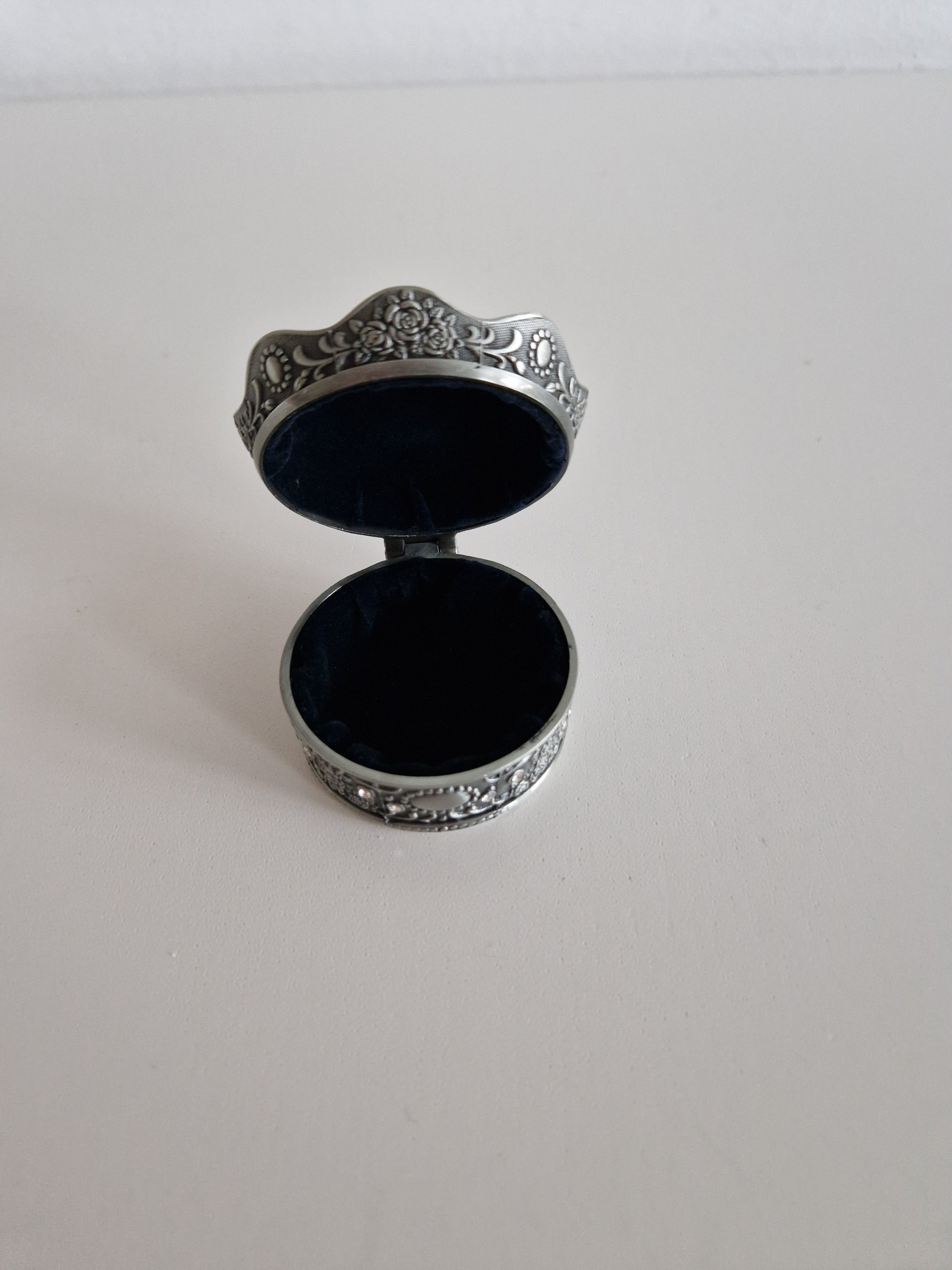 Vintage Kronen-Schatulle & Schmuckschatulle, silberfarben – Kreuz-Abschlussknauf | Geprägte Rosen & Ranken | Schwarzes Samtfutter | Klappdeckel | 7 cm Durchmesser