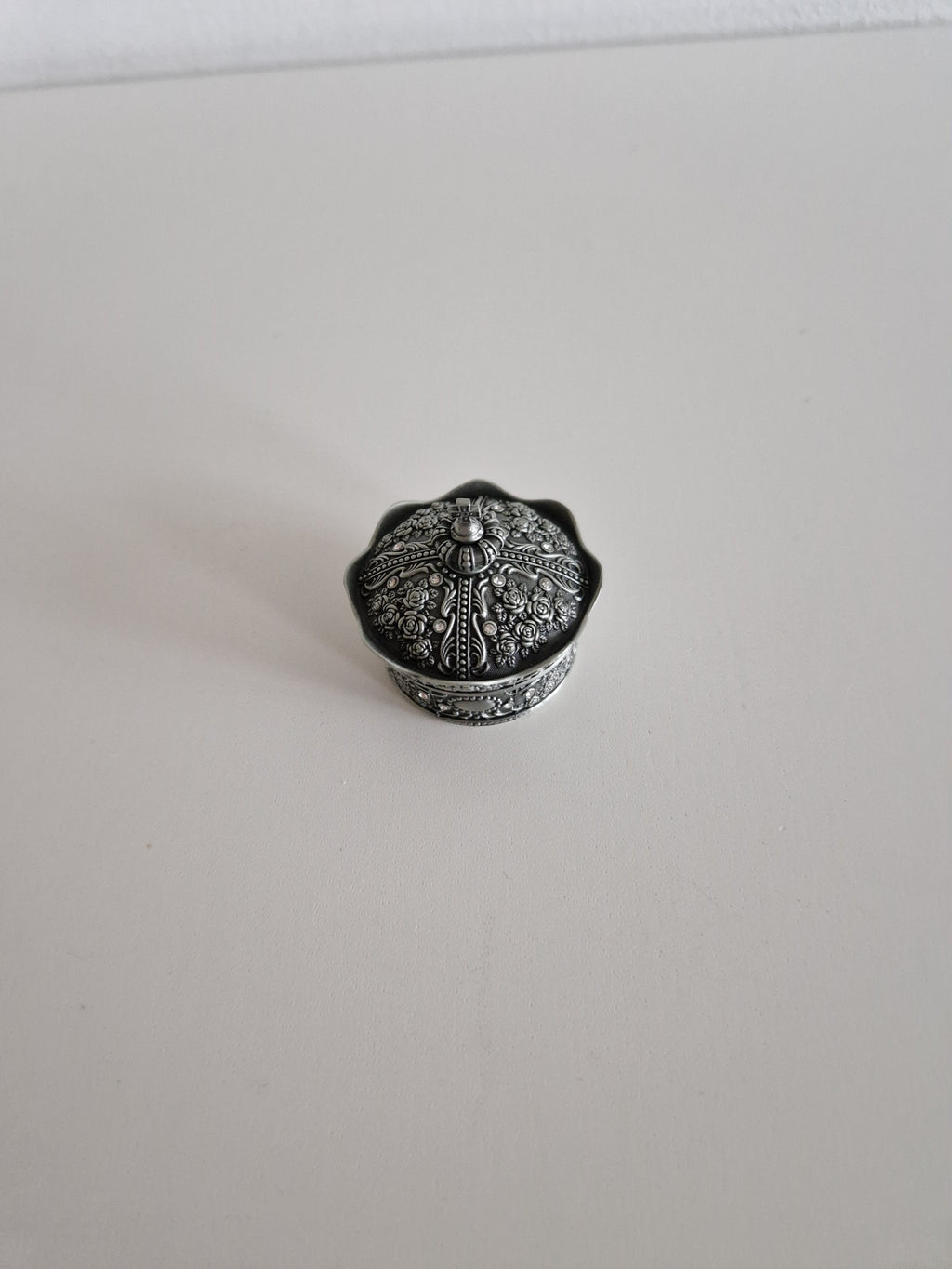 Vintage Kronen-Schatulle & Schmuckschatulle, silberfarben – Kreuz-Abschlussknauf | Geprägte Rosen & Ranken | Schwarzes Samtfutter | Klappdeckel | 7 cm Durchmesser