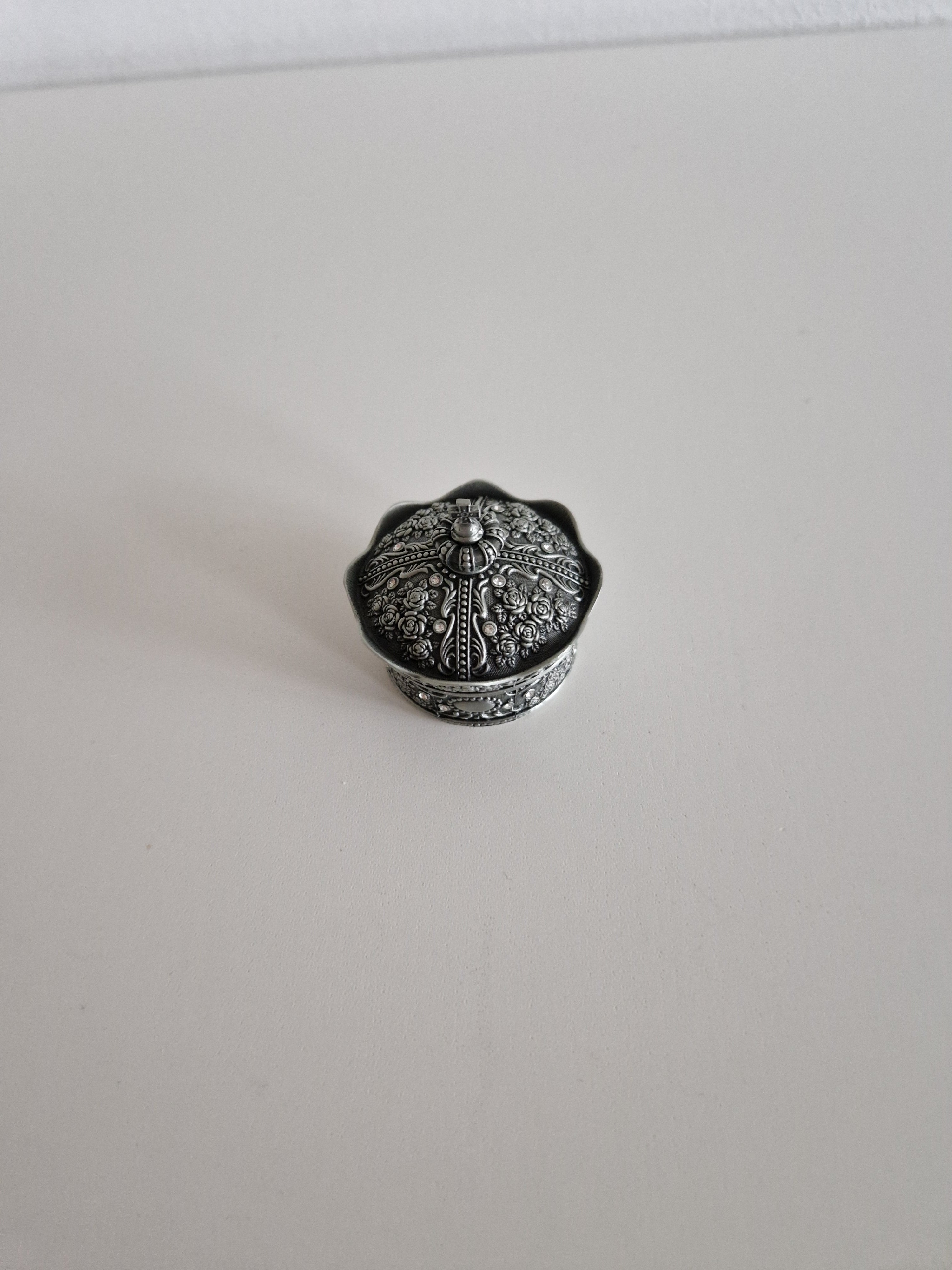 Vintage Kronen-Schatulle & Schmuckschatulle, silberfarben – Kreuz-Abschlussknauf | Geprägte Rosen & Ranken | Schwarzes Samtfutter | Klappdeckel | 7 cm Durchmesser