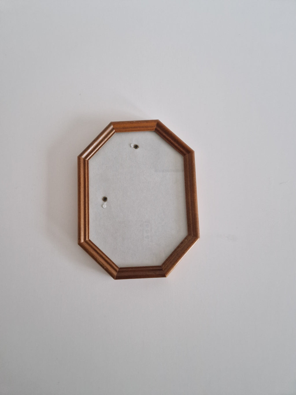 Cadre photo octogonal en bois vintage | Noyer miel | 22×17cm | Prêt à accrocher