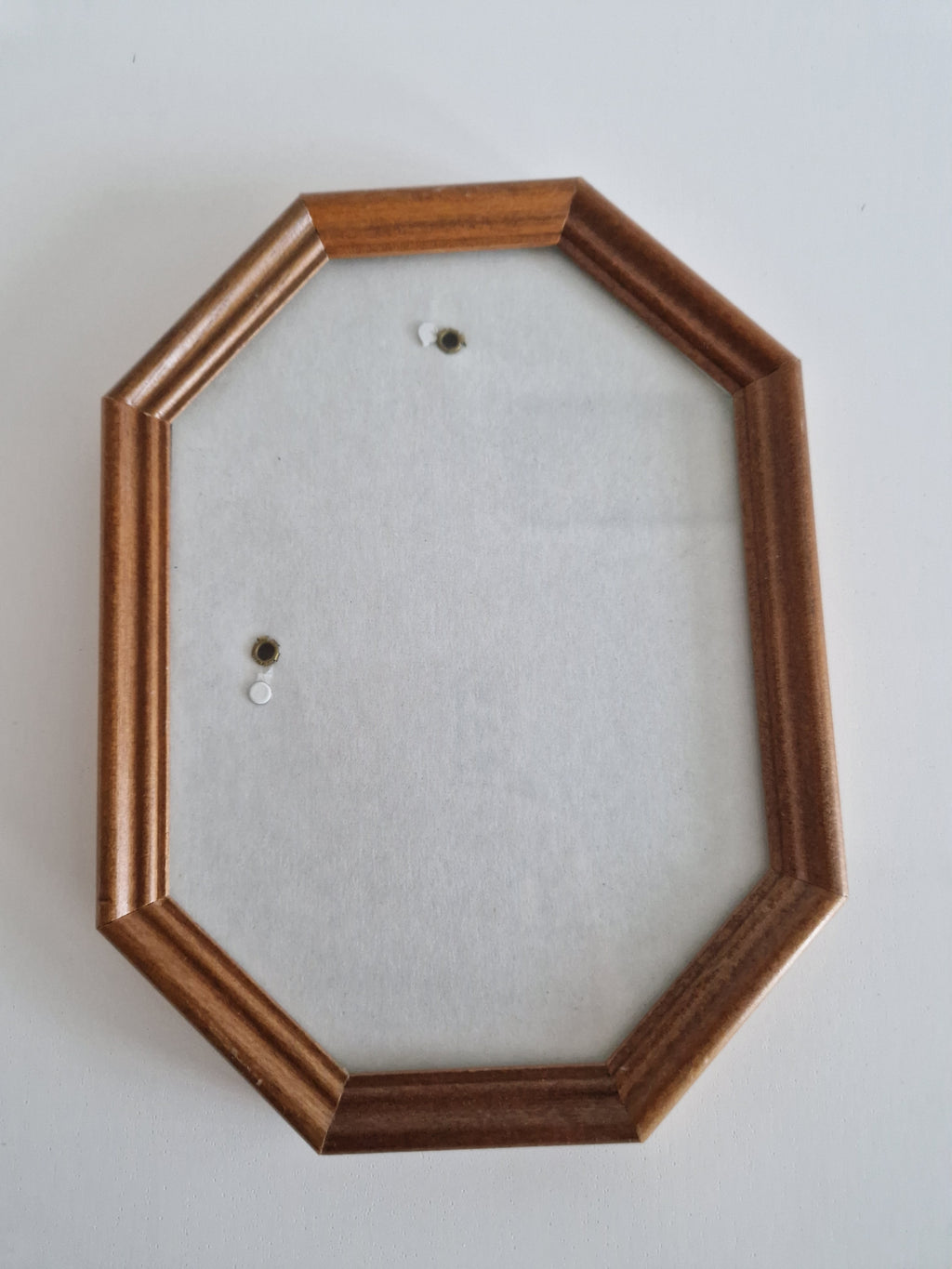 Cadre photo octogonal en bois vintage | Noyer miel | 22×17cm | Prêt à accrocher