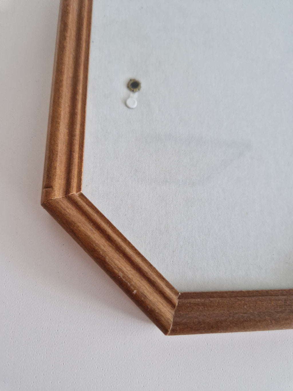 Cadre photo octogonal en bois vintage | Noyer miel | 22×17cm | Prêt à accrocher
