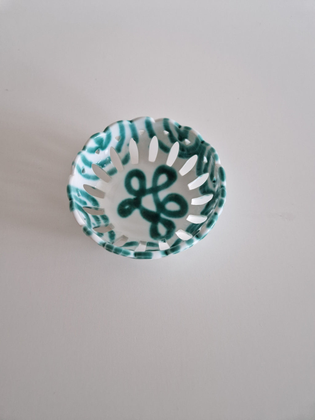 Bol en céramique ajouré vintage – Motif floral folklorique sarcelle