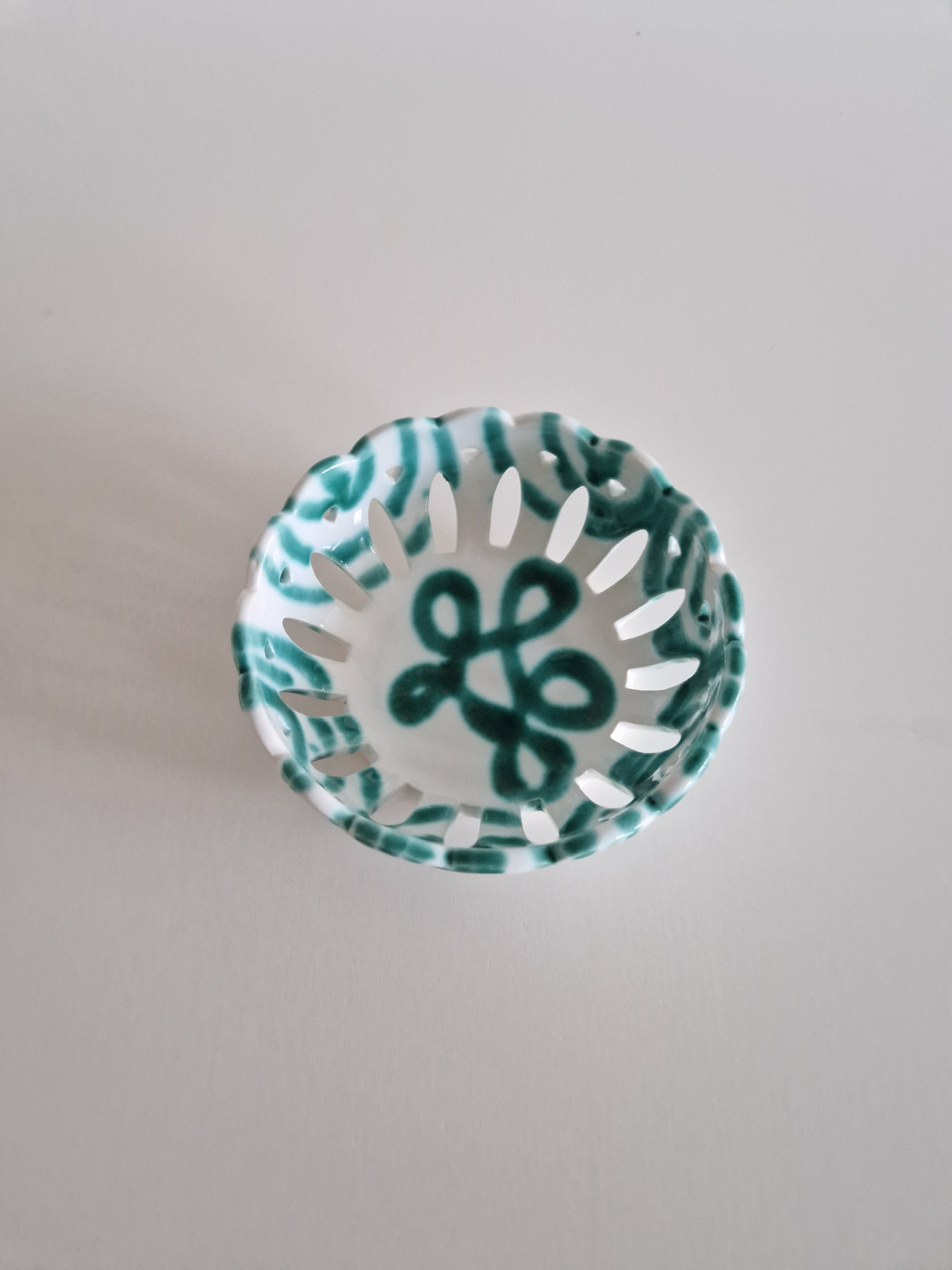 Bol en céramique ajouré vintage – Motif floral folklorique sarcelle