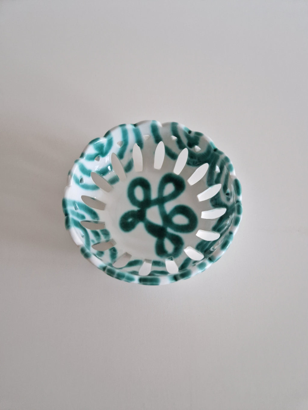 Bol en céramique ajouré vintage – Motif floral folklorique sarcelle