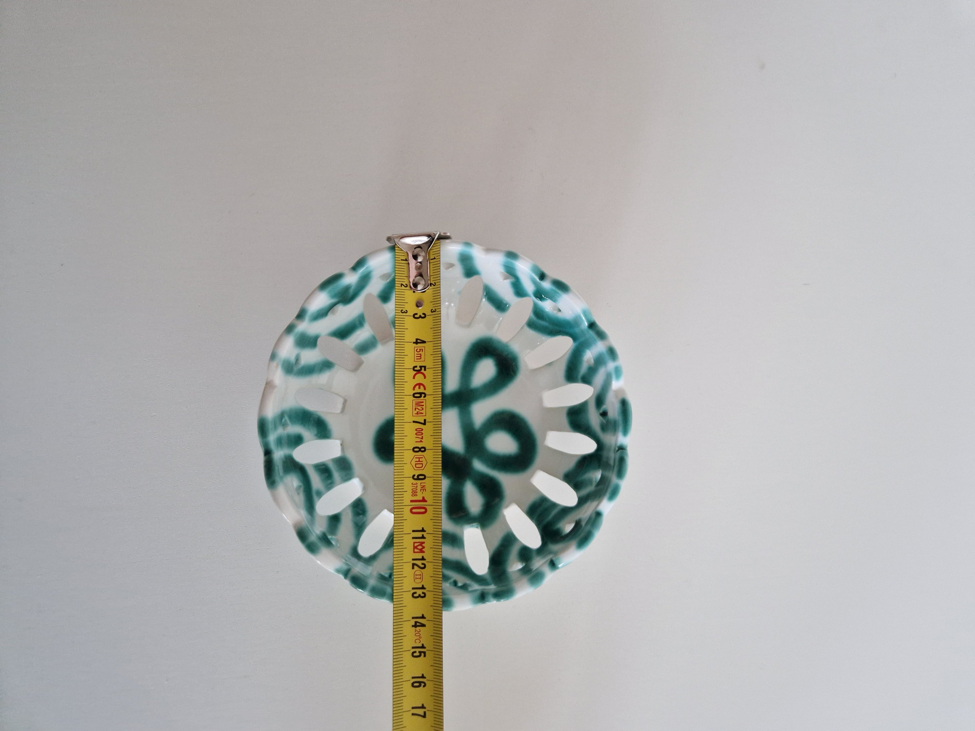 Bol en céramique ajouré vintage – Motif floral folklorique sarcelle