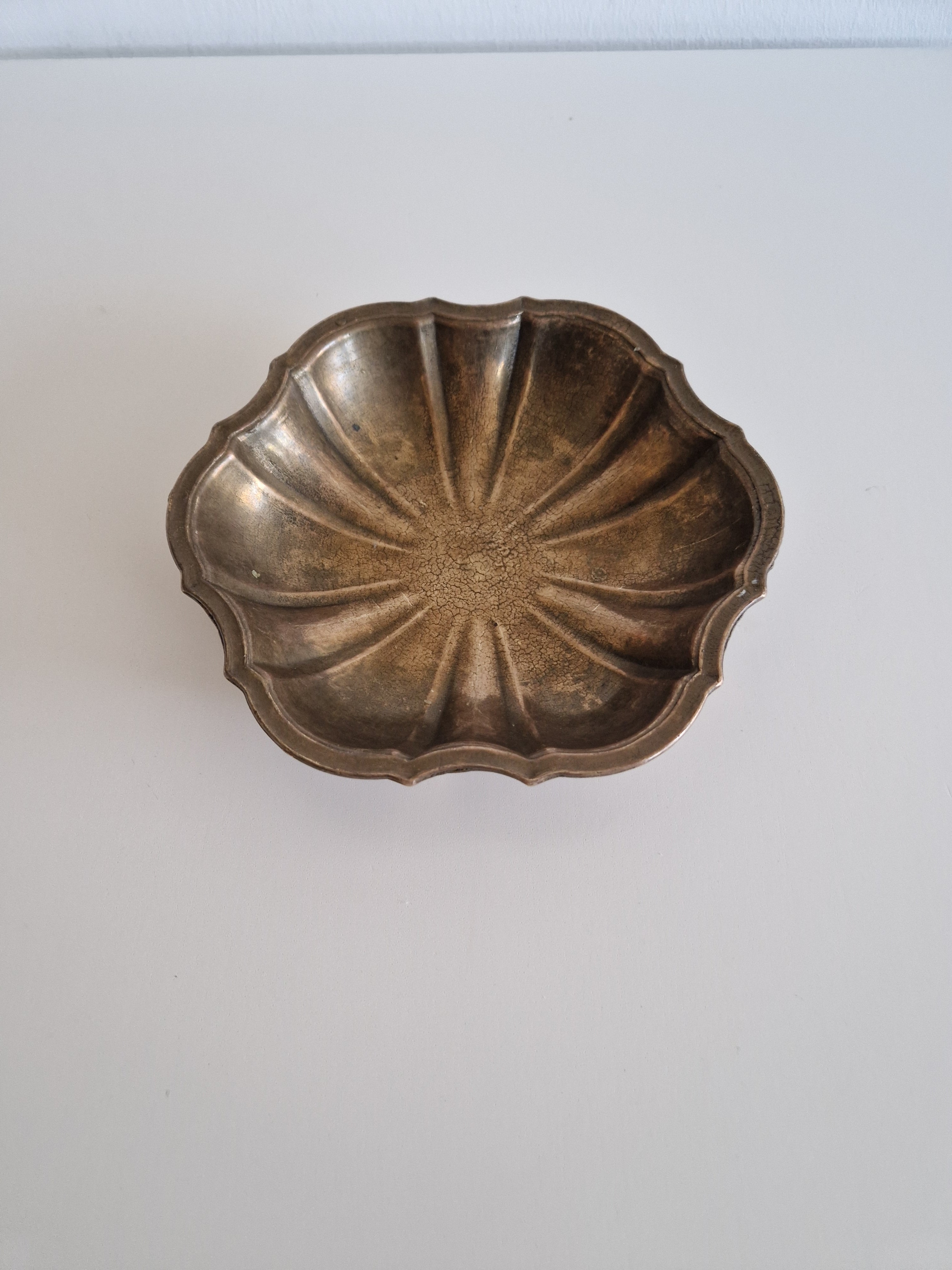 Vintage Brass Scalloped Flower Bowl – 12-Lobe Sunburst | Wavy Rim | approx. 20 cm | Mid-Century Solid Brass