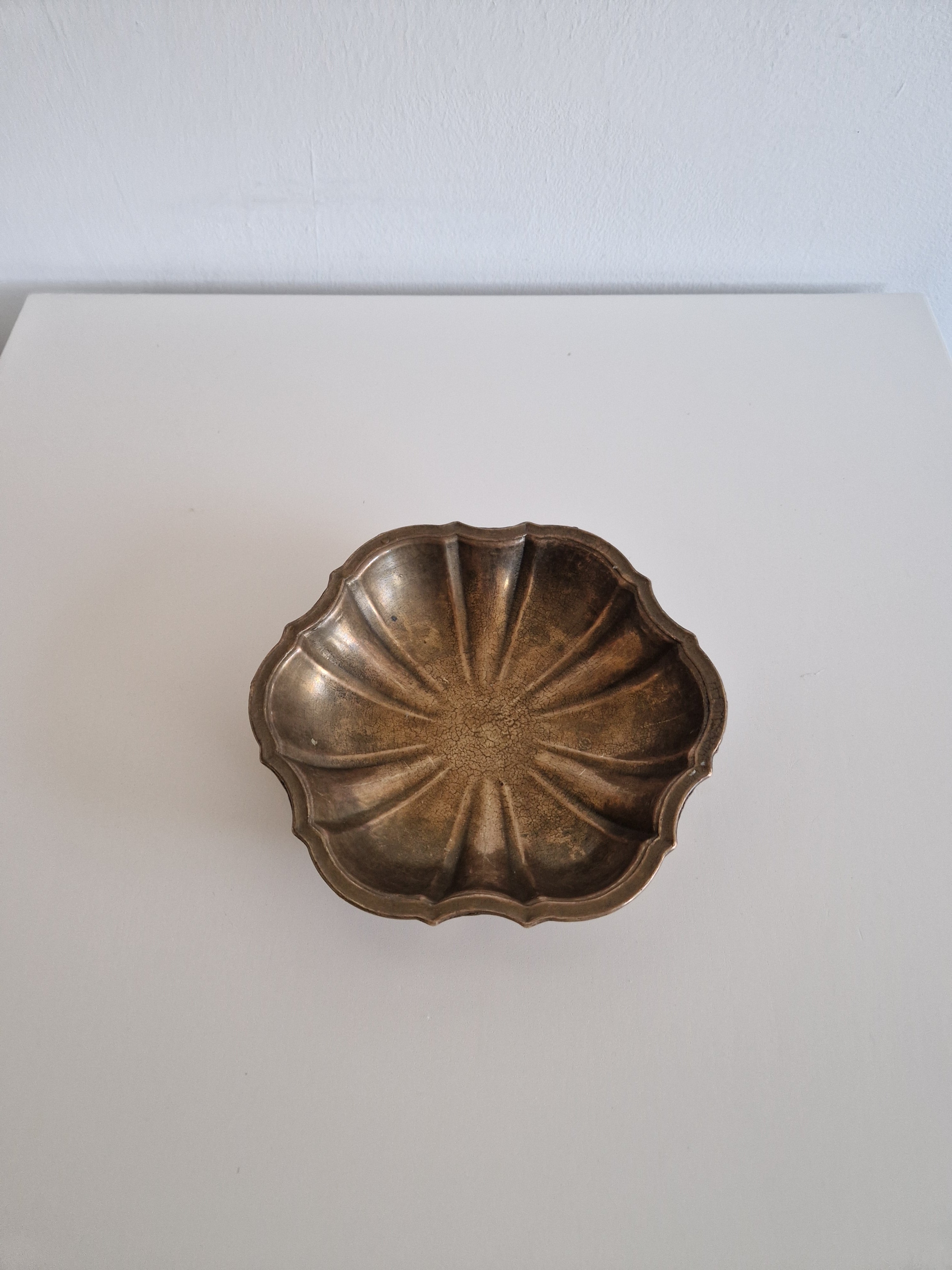 Vintage Brass Scalloped Flower Bowl – 12-Lobe Sunburst | Wavy Rim | approx. 20 cm | Mid-Century Solid Brass