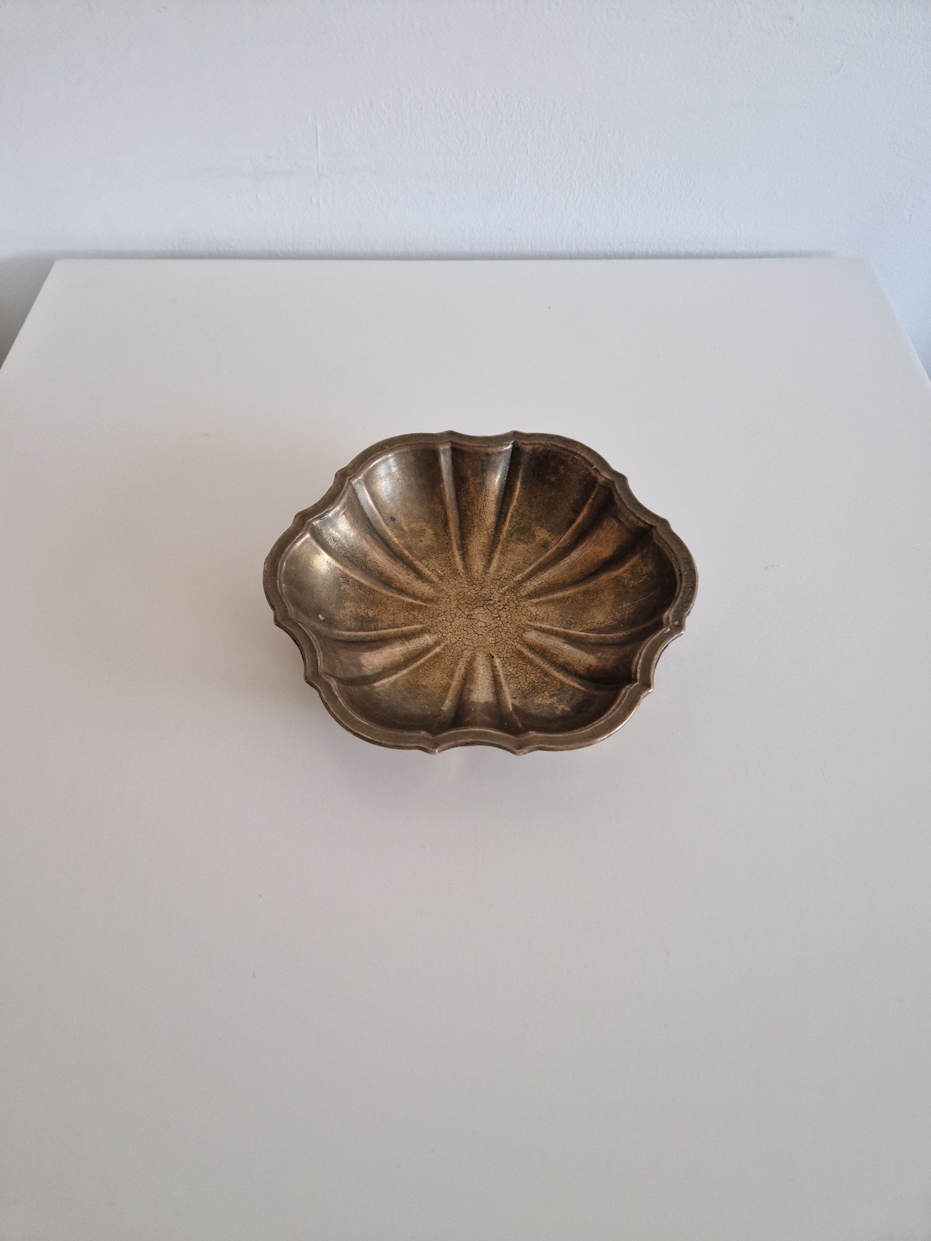 Vintage Brass Scalloped Flower Bowl – 12-Lobe Sunburst | Wavy Rim | approx. 20 cm | Mid-Century Solid Brass