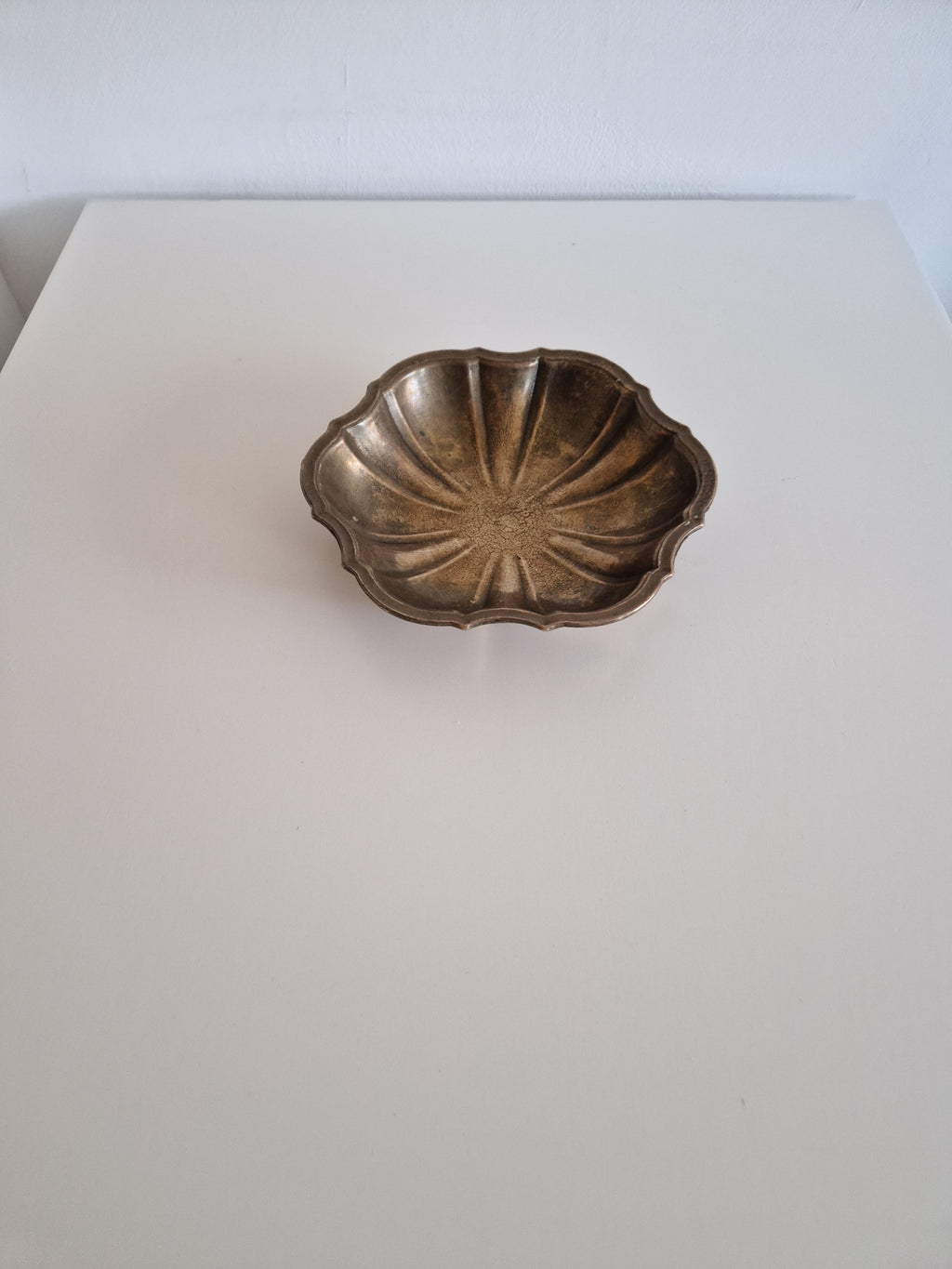 Vintage Messing Schale mit gewelltem Rand – 12-fach gezackter Sonnenstrahl | gewellter Rand | ca. 20 cm | massives Messing aus der Mitte des Jahrhunderts