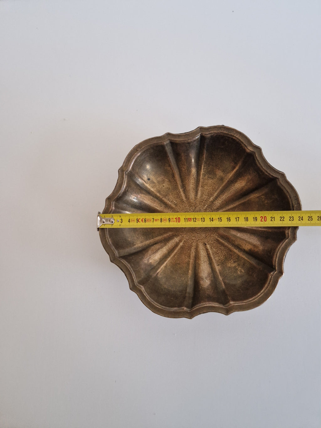 Vintage Messing Schale mit gewelltem Rand – 12-fach gezackter Sonnenstrahl | gewellter Rand | ca. 20 cm | massives Messing aus der Mitte des Jahrhunderts