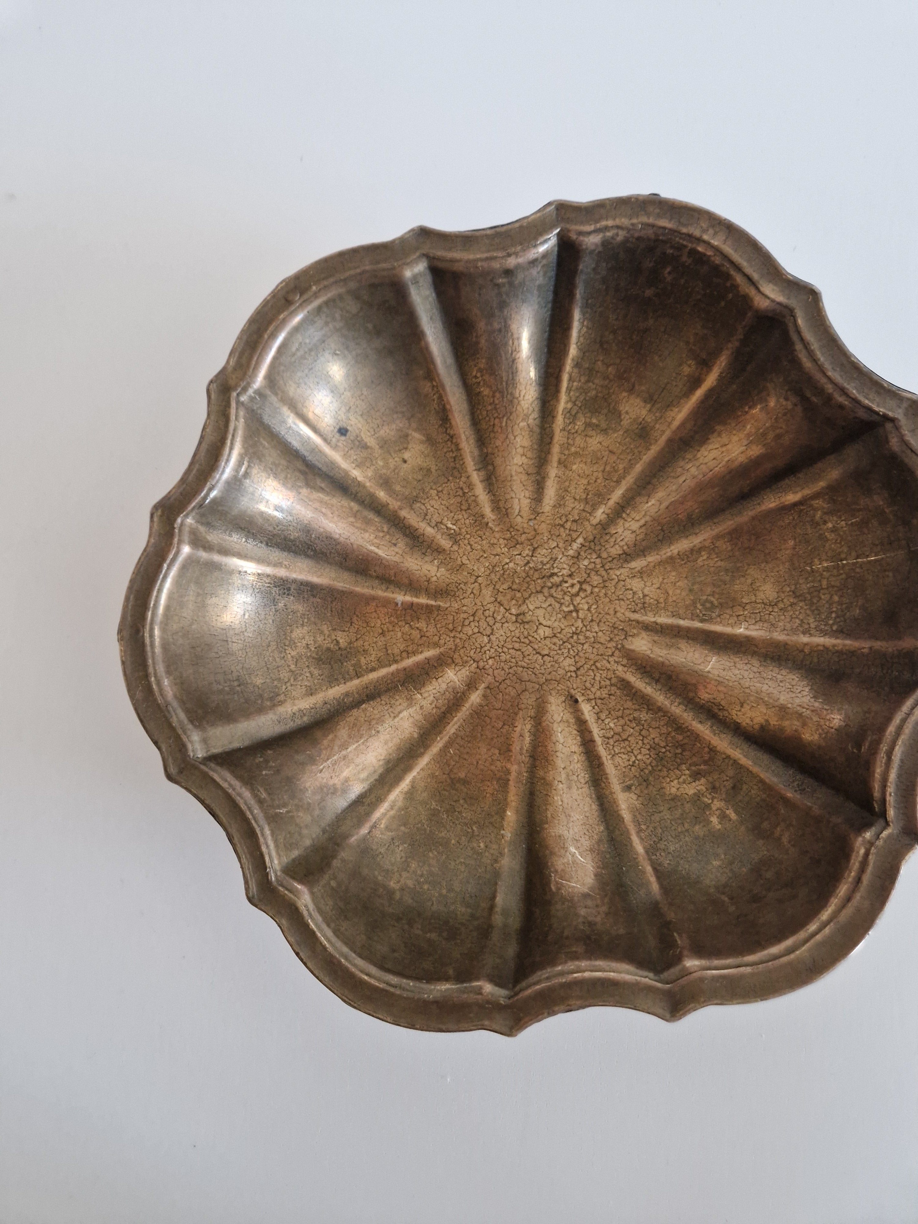 Vintage Messing Schale mit gewelltem Rand – 12-fach gezackter Sonnenstrahl | gewellter Rand | ca. 20 cm | massives Messing aus der Mitte des Jahrhunderts
