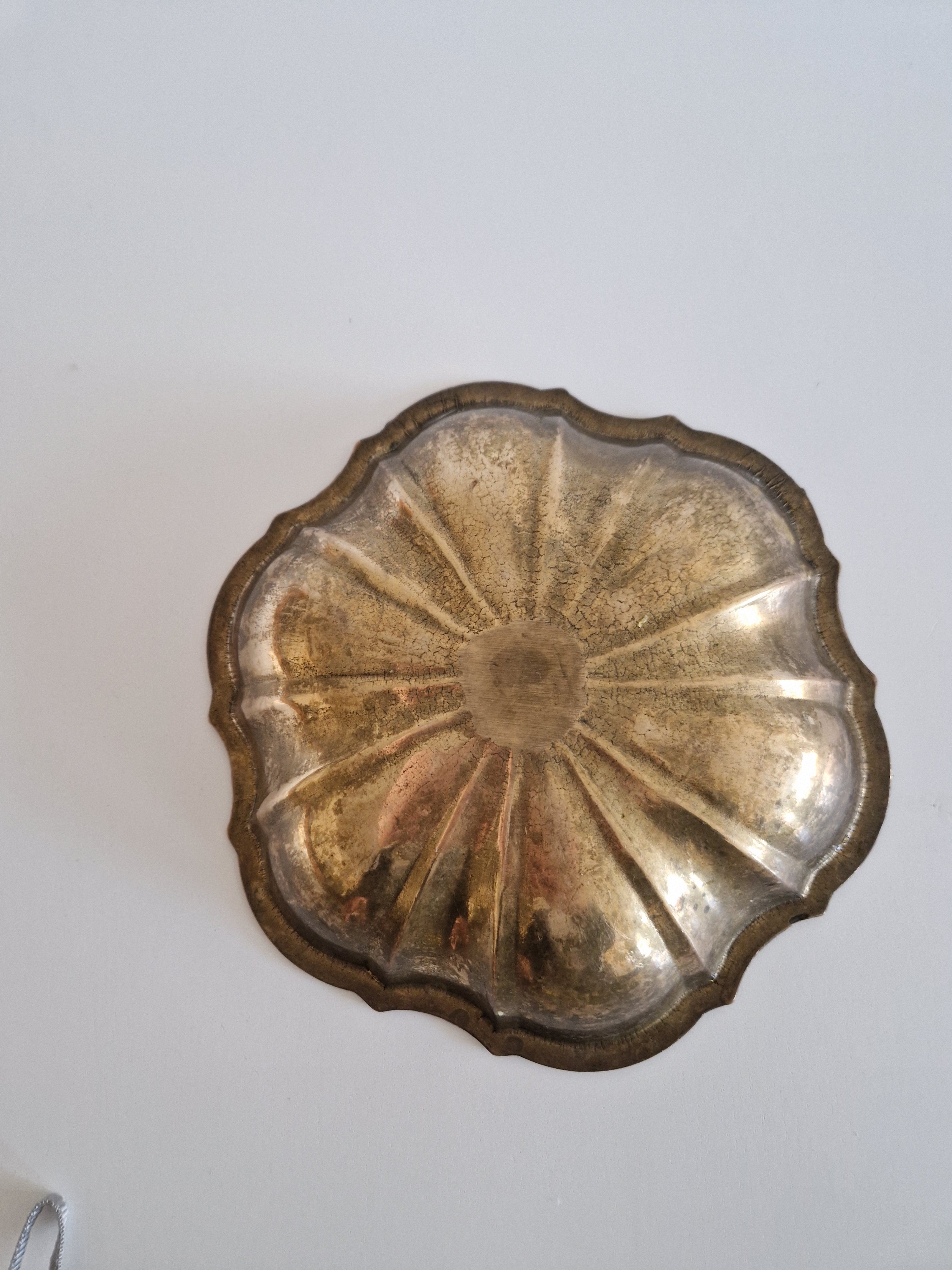 Vintage Messing Schale mit gewelltem Rand – 12-fach gezackter Sonnenstrahl | gewellter Rand | ca. 20 cm | massives Messing aus der Mitte des Jahrhunderts