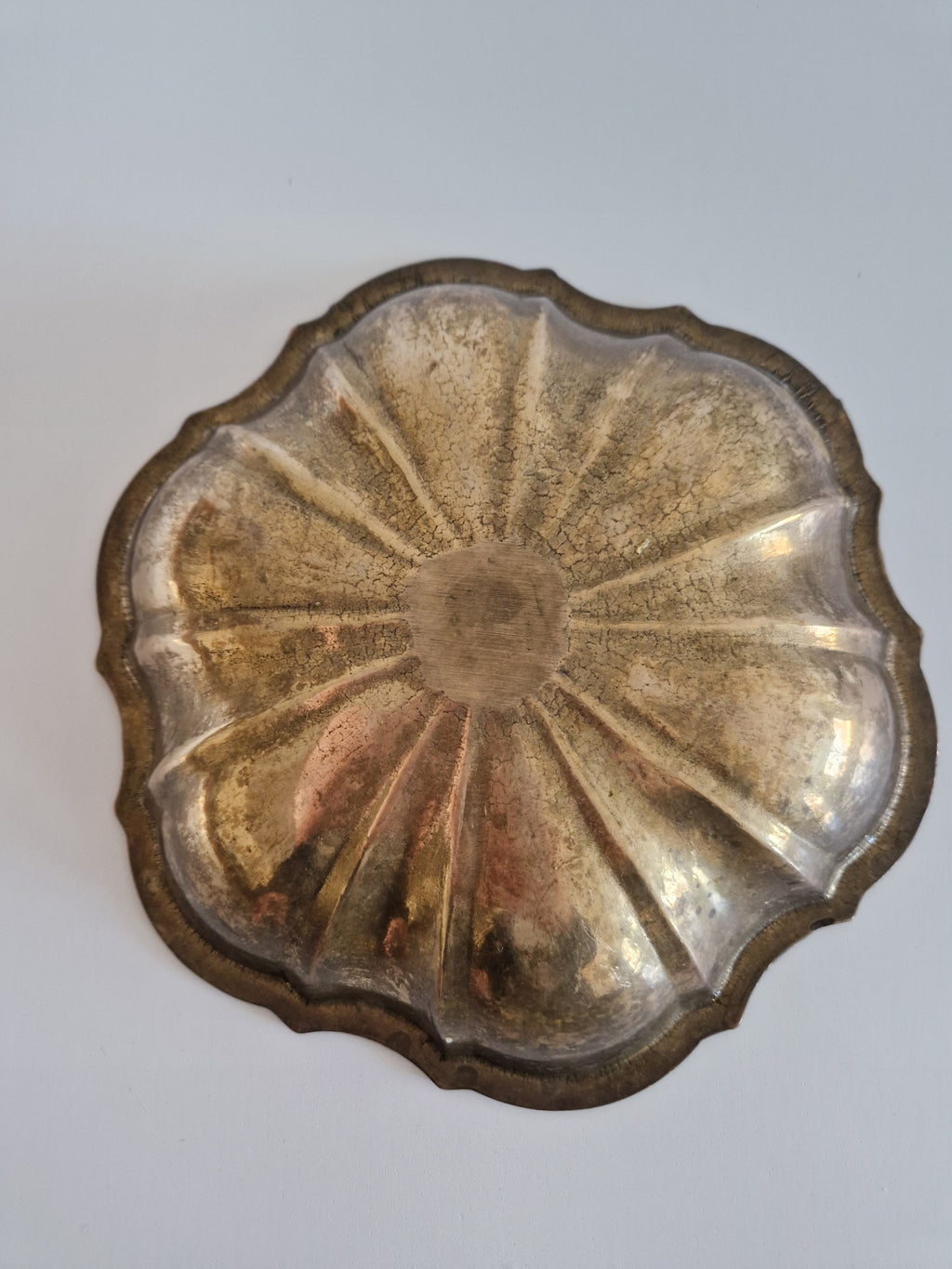 Vintage Messing Schale mit gewelltem Rand – 12-fach gezackter Sonnenstrahl | gewellter Rand | ca. 20 cm | massives Messing aus der Mitte des Jahrhunderts